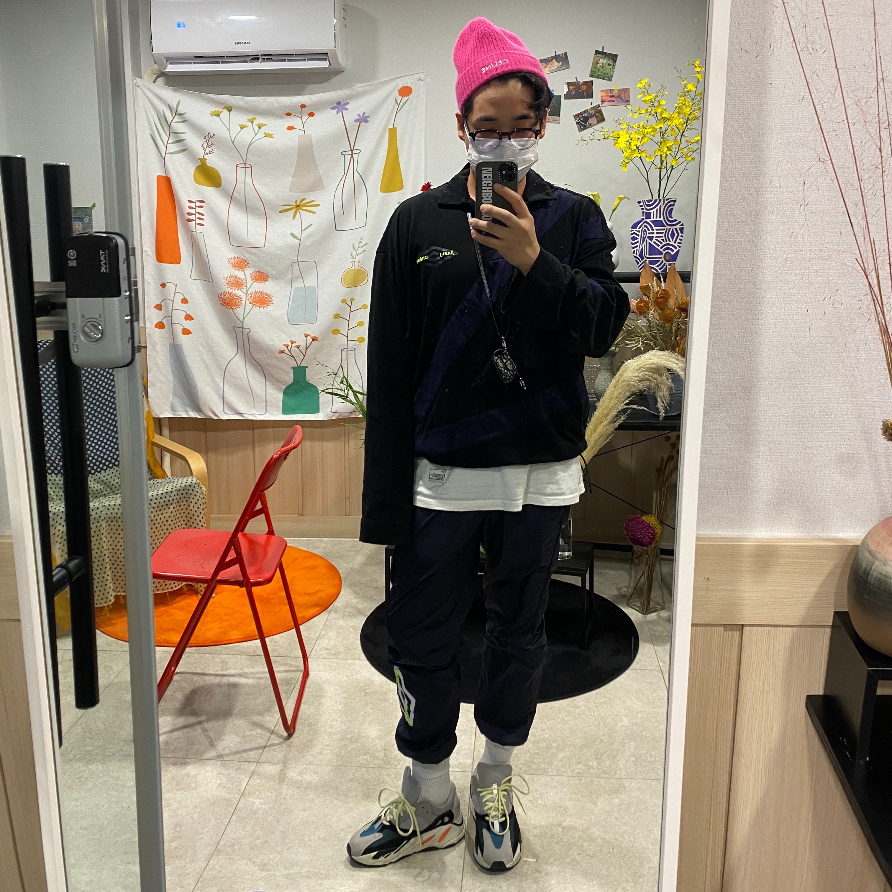 Adidas Yeezy Boost 700 Wave Runner Solid Grey 2017/2019, Supreme Hanes Crew Socks White (4 Pack) 착용 스타일 - 1