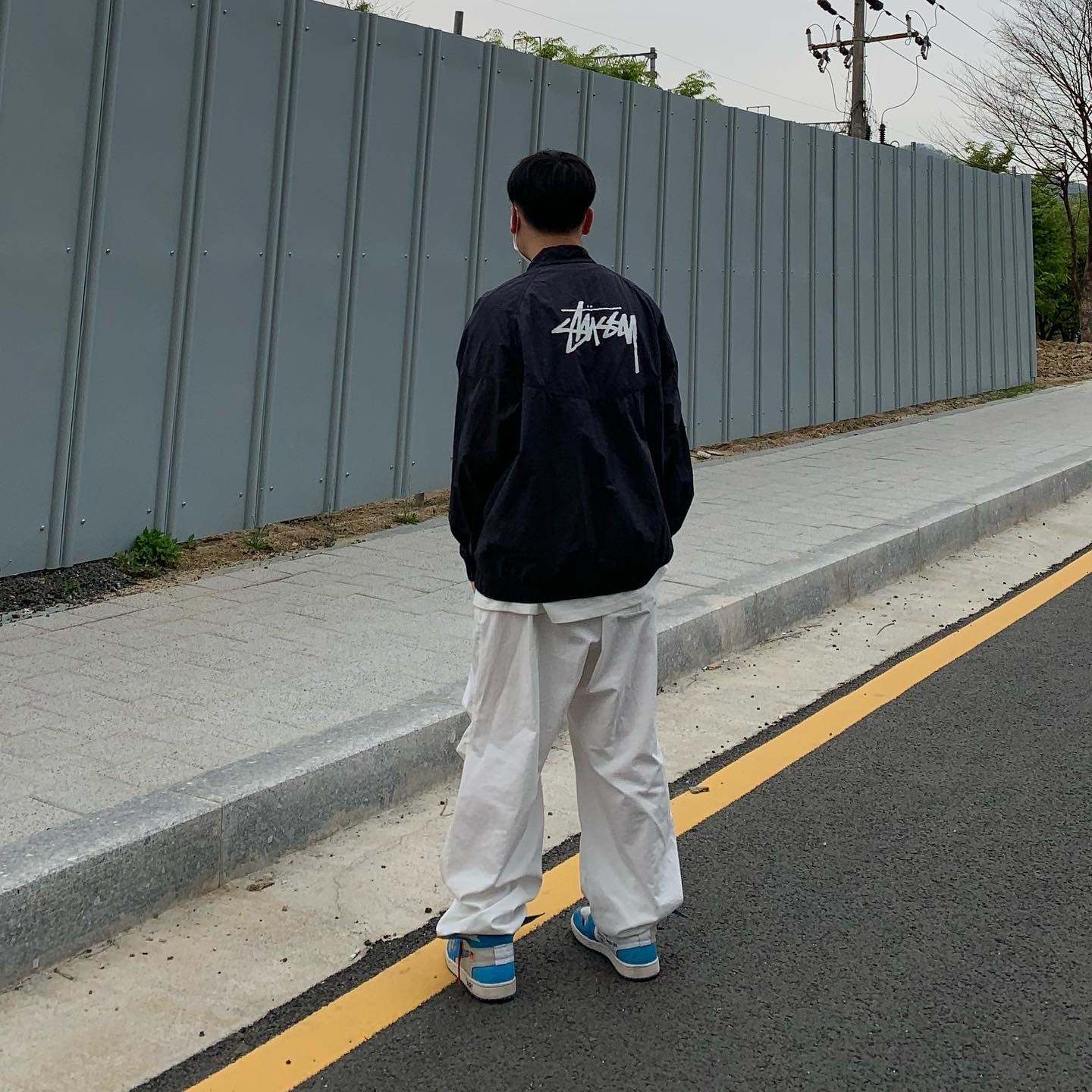 Nike x Stussy Windrunner Jacket Off Noir, Jordan 1 x Off-White Retro High University Blue 착용 스타일 - 2