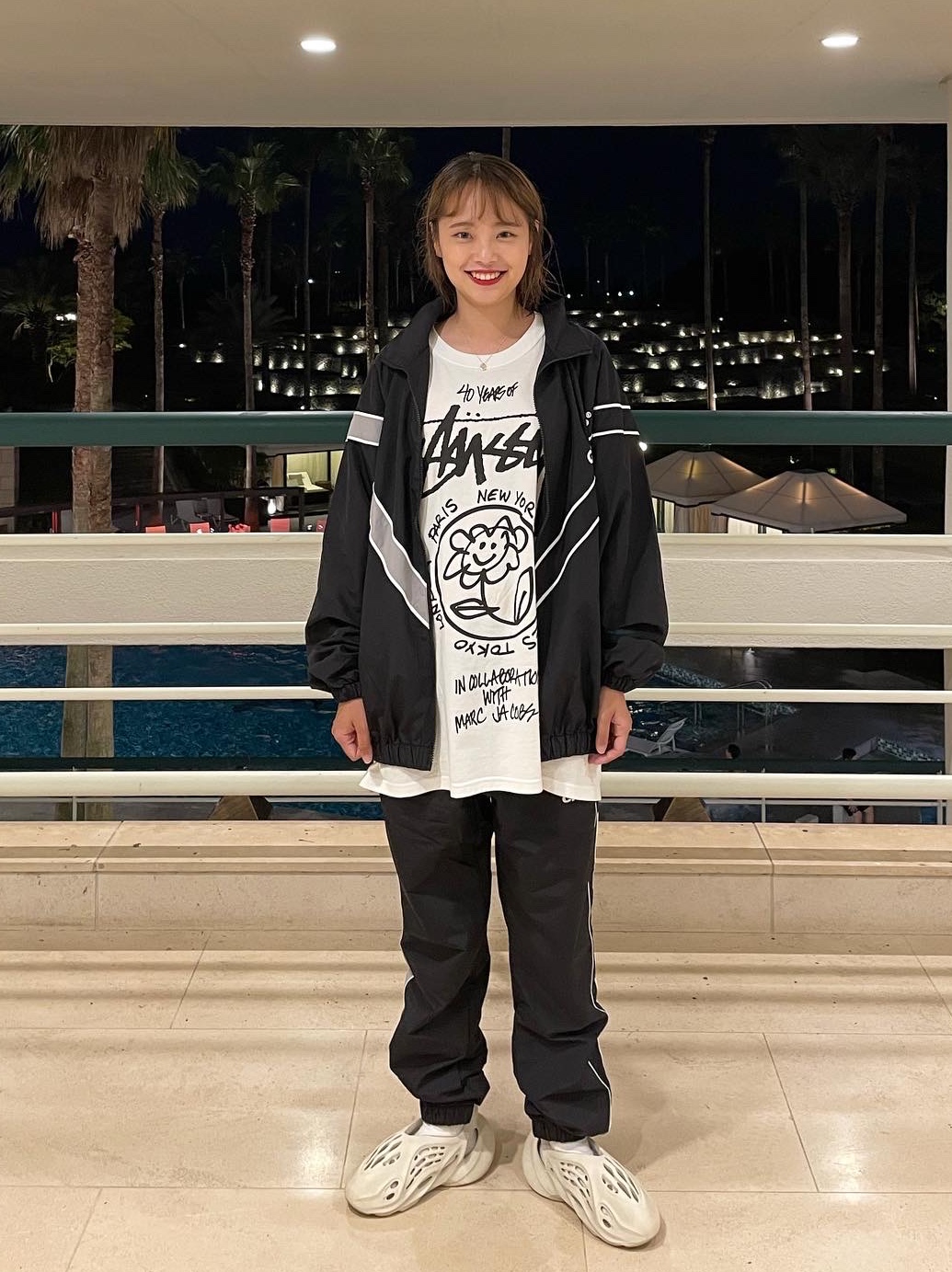 Stussy x Marc Jacobs 40 WT T-Shirt, Adidas Yeezy Foam RNNR Sand 착용 스타일 - 1