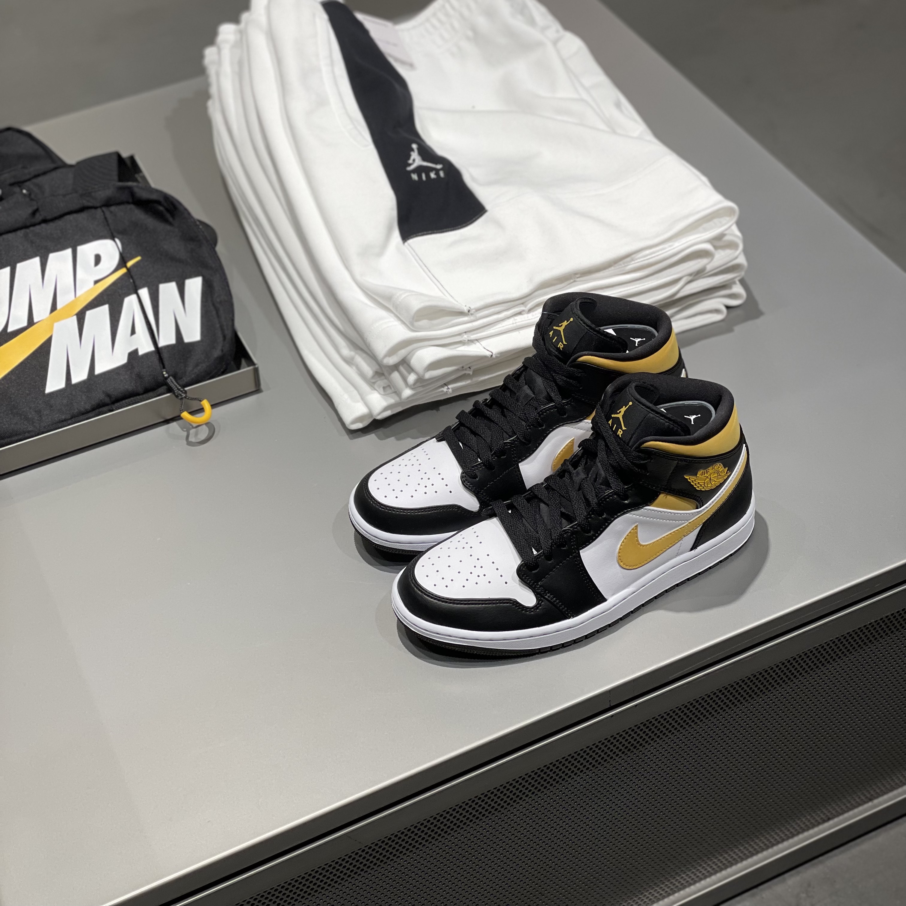 Jordan 1 Mid Pollen 착용 스타일