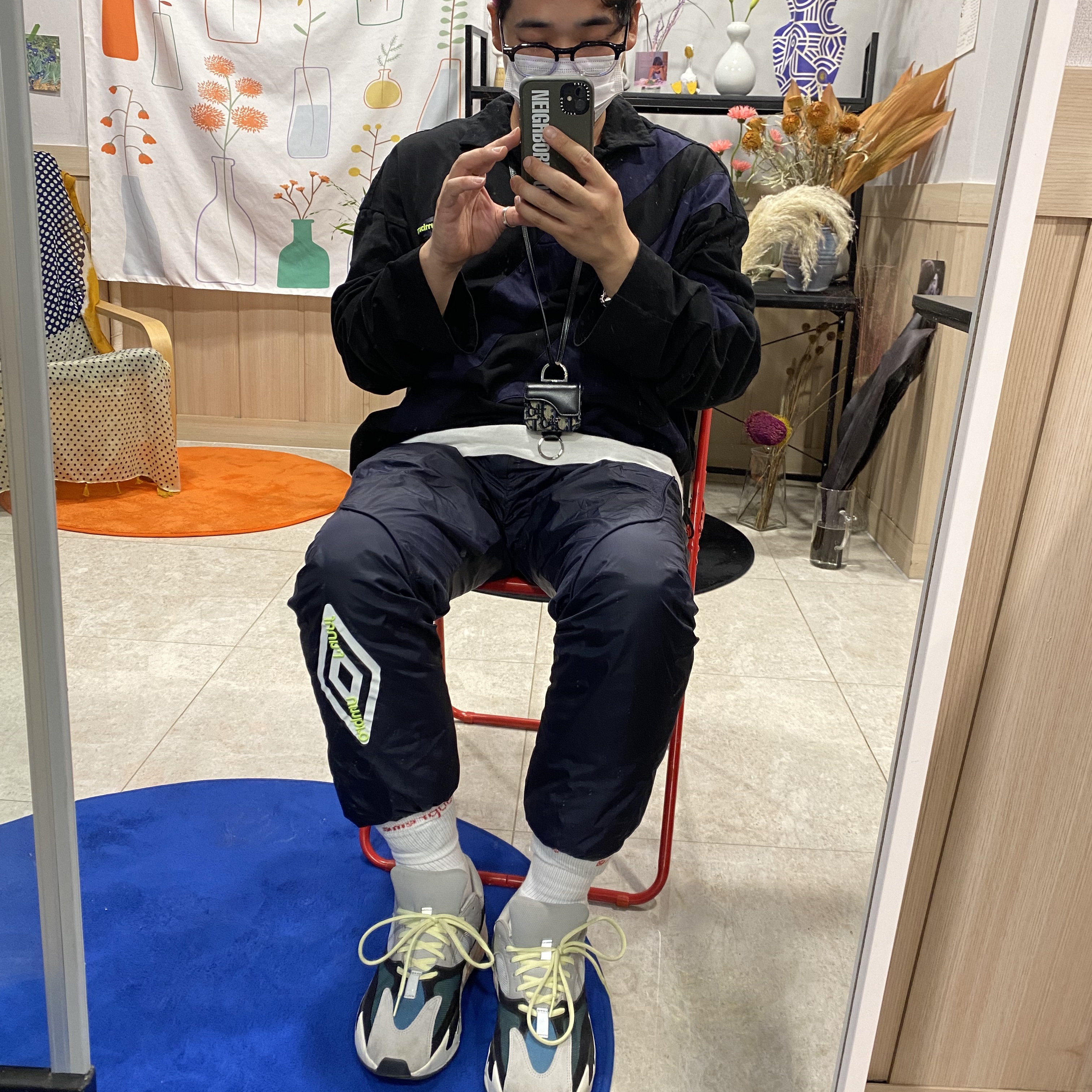 Adidas Yeezy Boost 700 Wave Runner Solid Grey 2017/2019, Supreme Hanes Crew Socks White (4 Pack) 착용 스타일 - 2