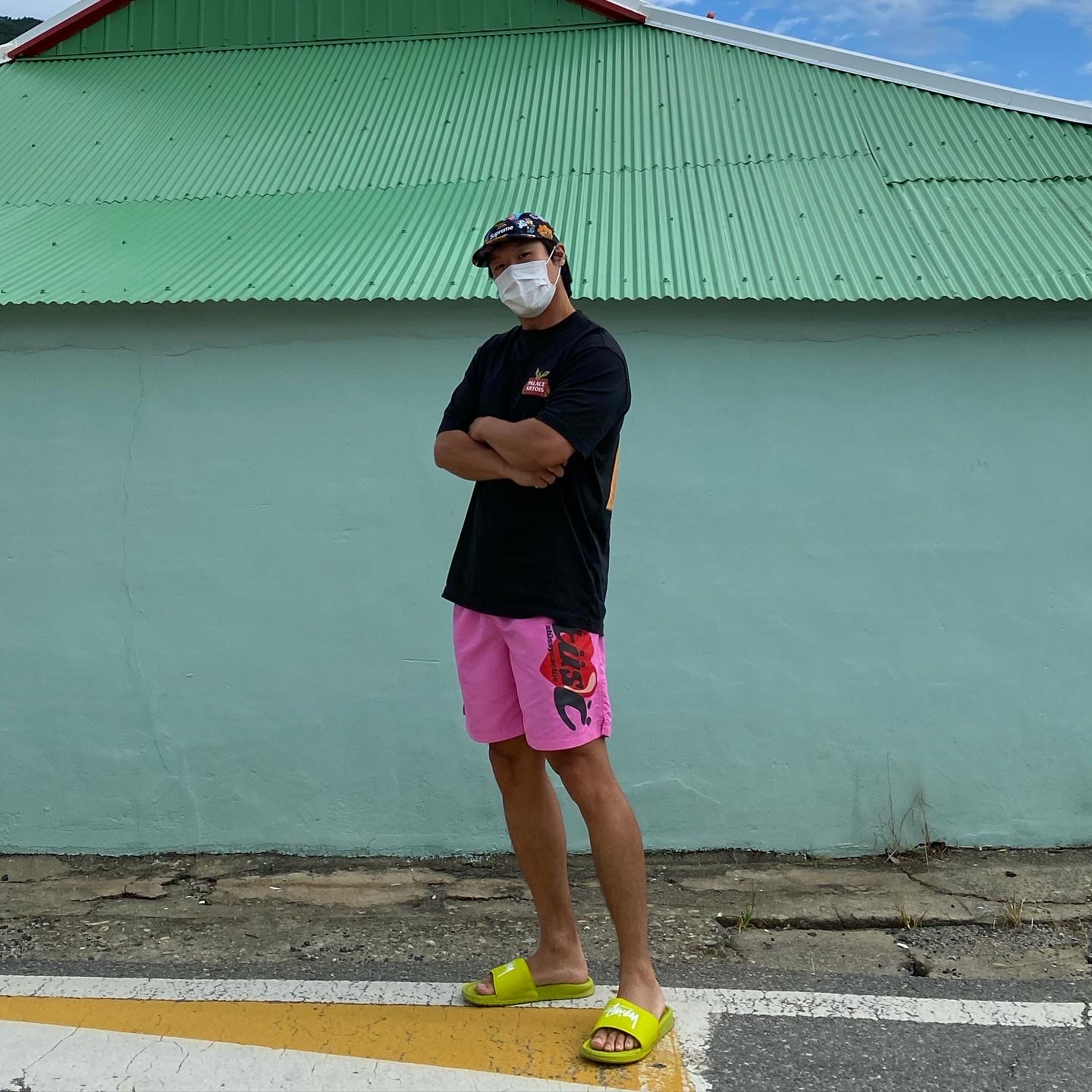 Palace x Stella Artois P-Skim T-Shirt Black - 21SS, Stussy x Cactus Plant Flea Market Shorts Pink 착용 스타일 - 3