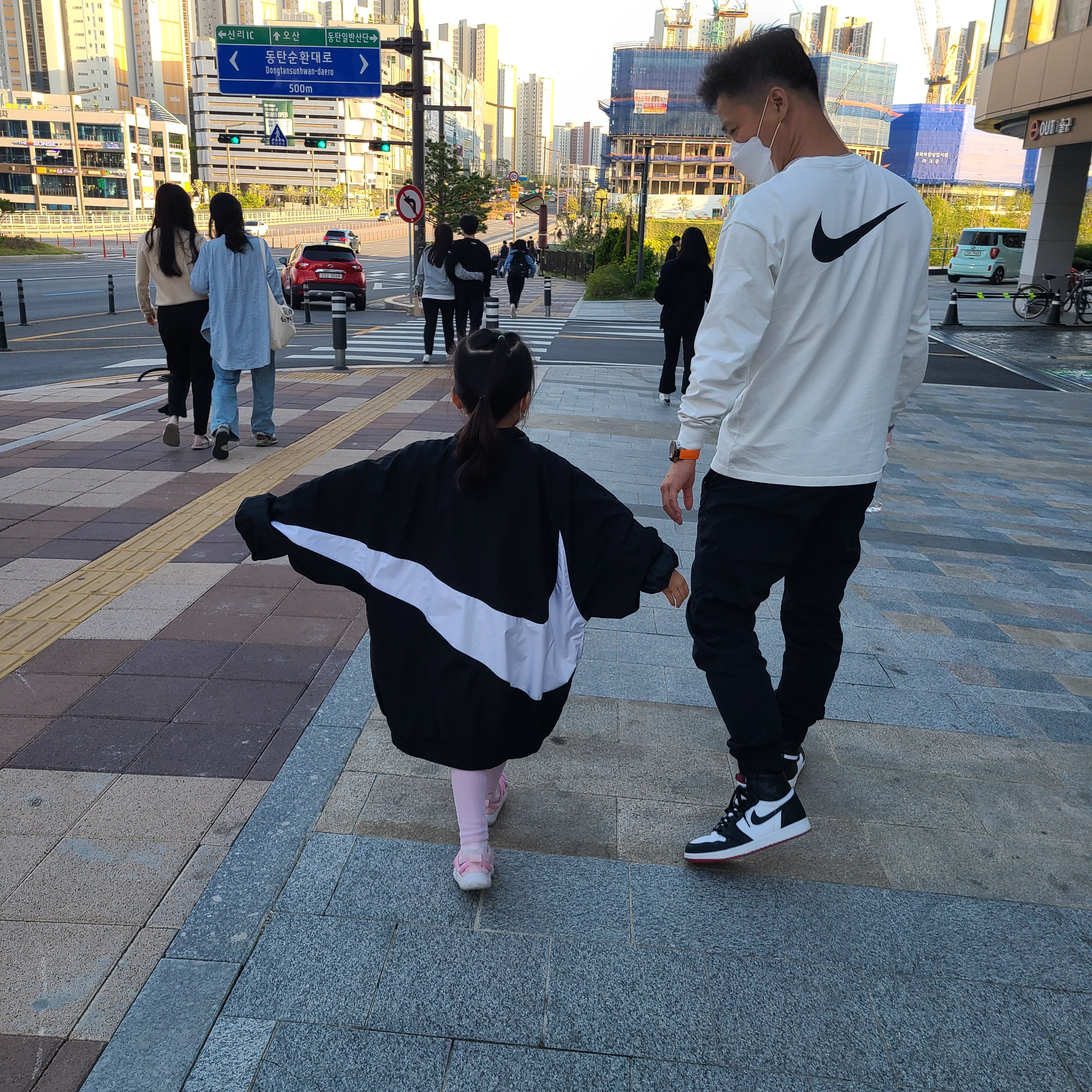 Jordan 1 Retro High OG Bloodline, Nike x Stussy Big Swoosh LS T-Shirt White - Asia 착용 스타일