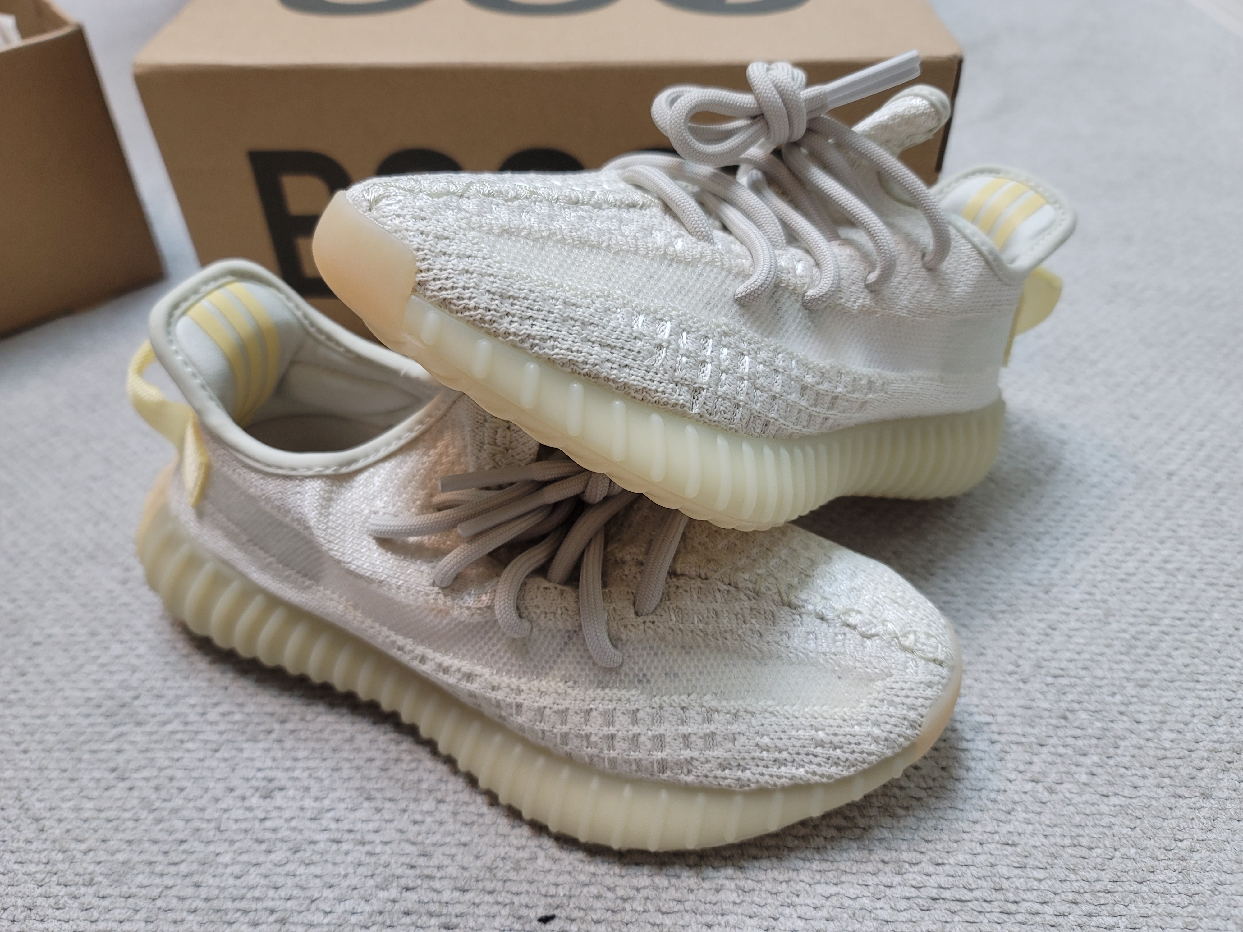 Adidas Yeezy Boost 350 V2 Light 착용 스타일
