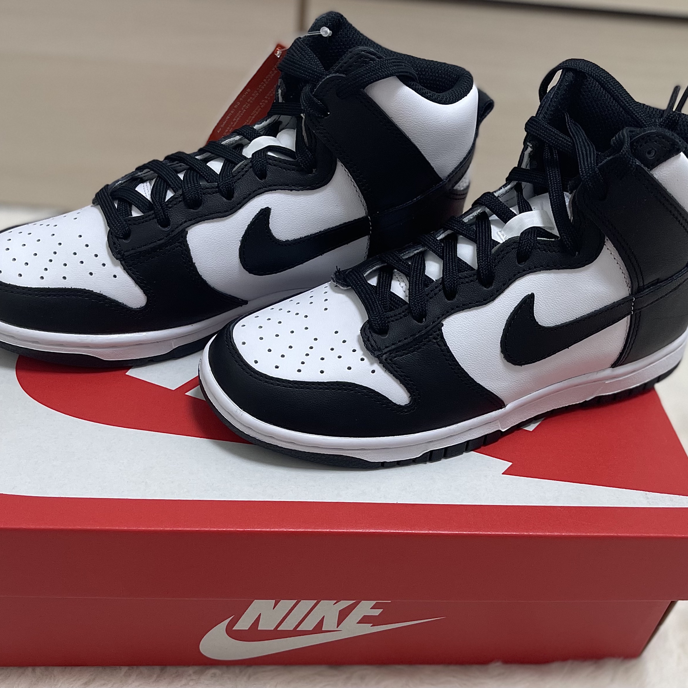 (W) Nike Dunk High Black and White 착용 스타일 - 1