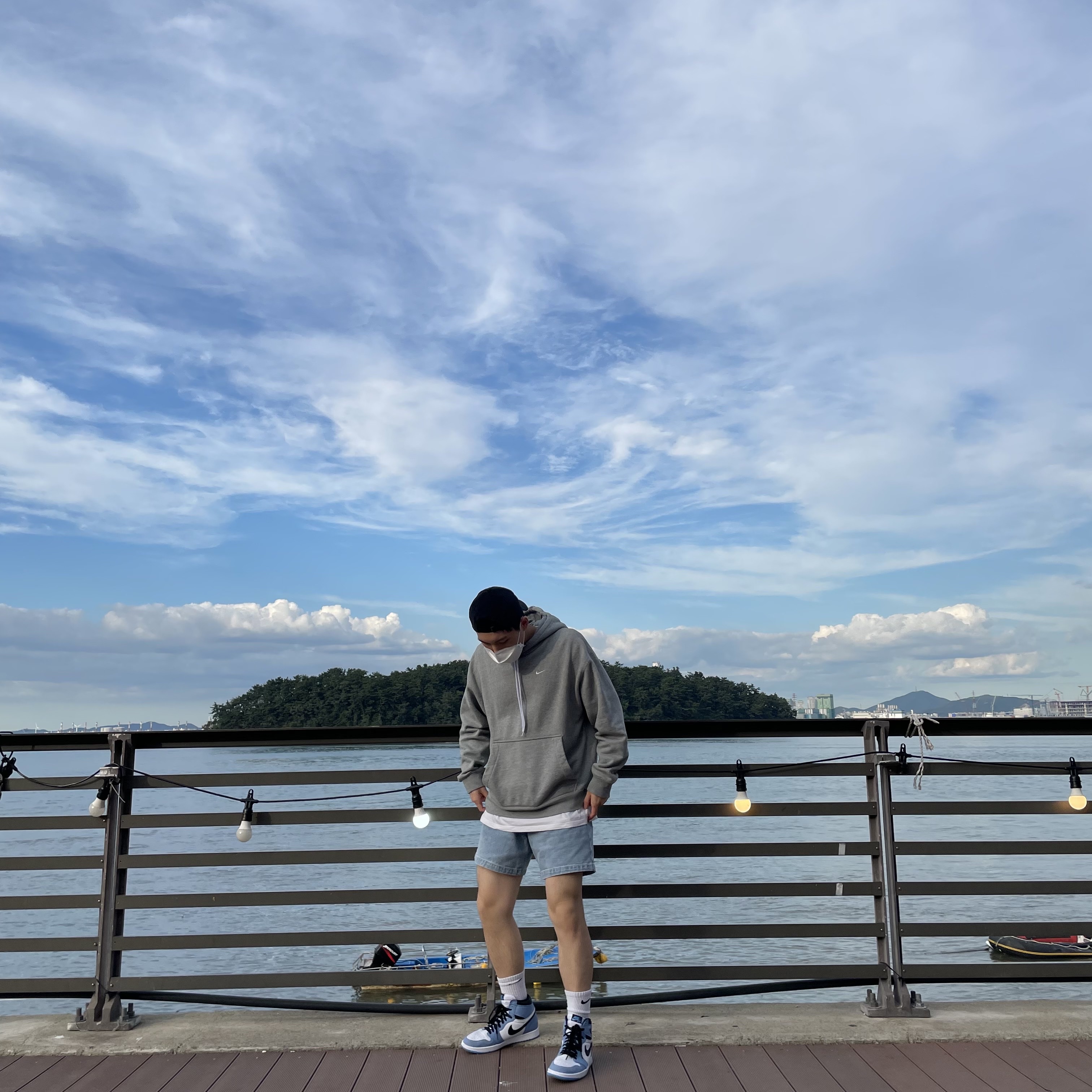 Jordan 1 Retro High OG University Blue, Nike NRG Solo Swoosh Fleece Hoodie Dark Grey Heather - US/EU 착용 스타일 - 1