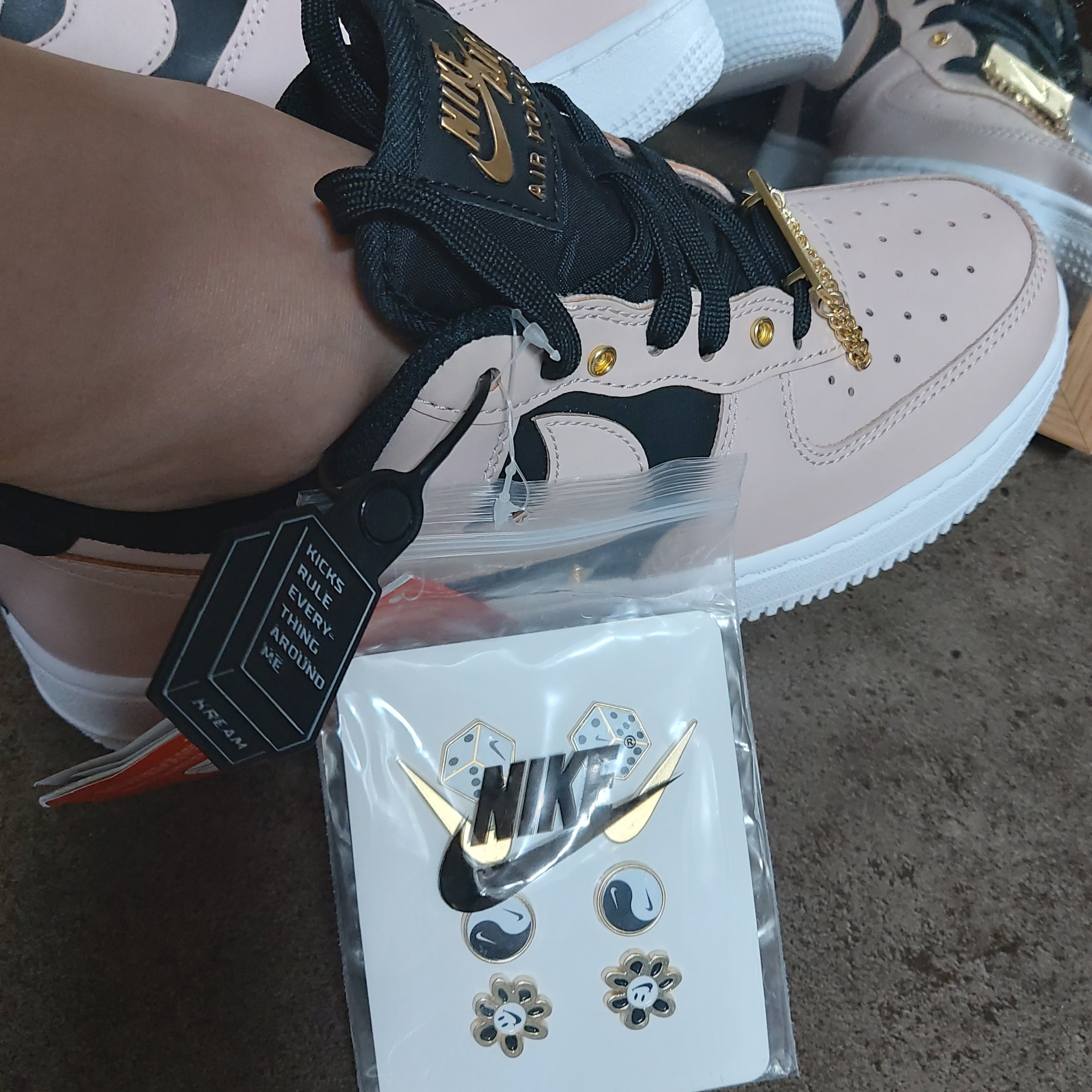 Nike Air Force 1 '07 PRM Touch Of Gold 착용 스타일 - 4