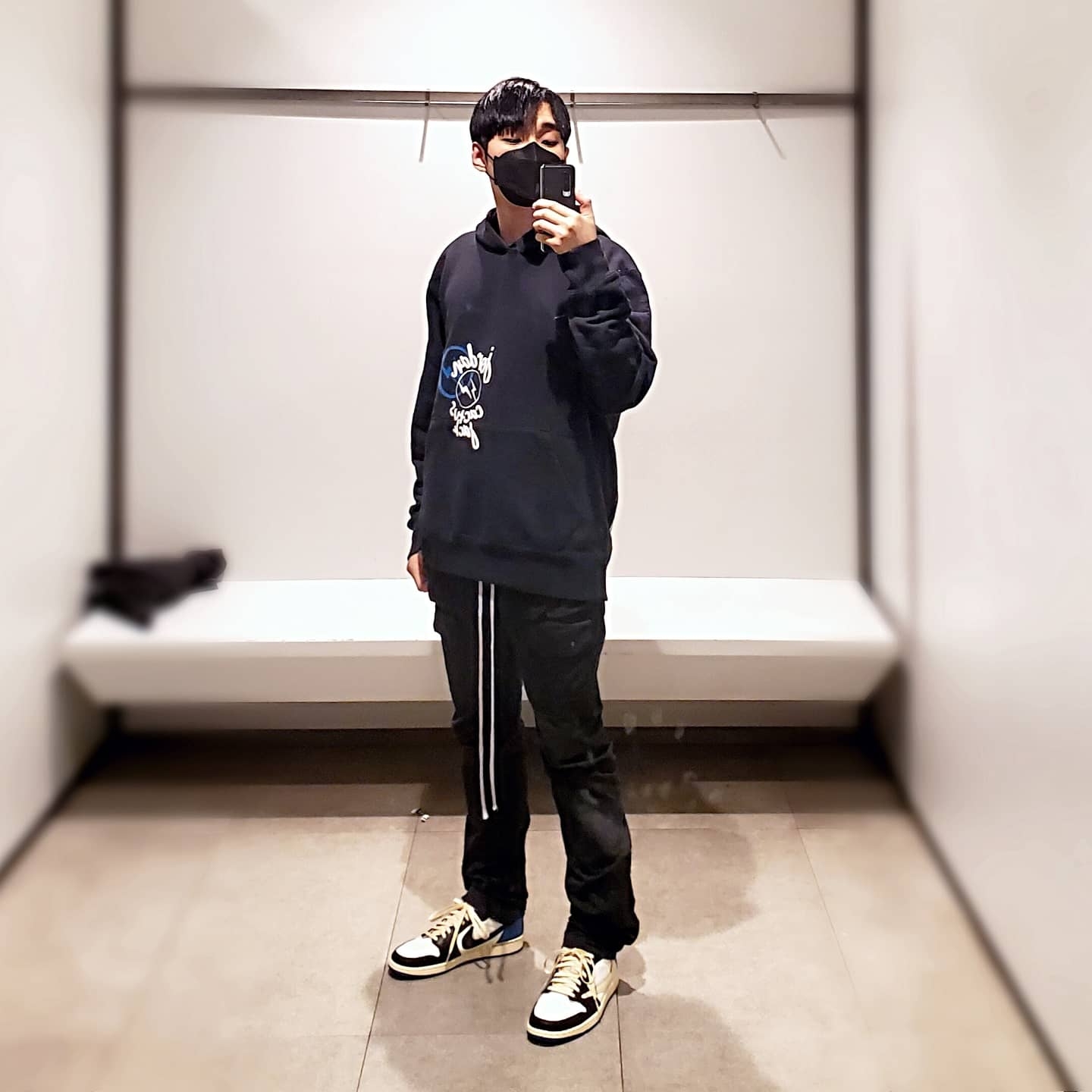 Jordan 1 x Travis Scott x Fragment Retro Low OG SP Military Blue, Jordan x Travis Scott x Fragment Hoodie Black (DJ0615-010) 착용 스타일 - 1