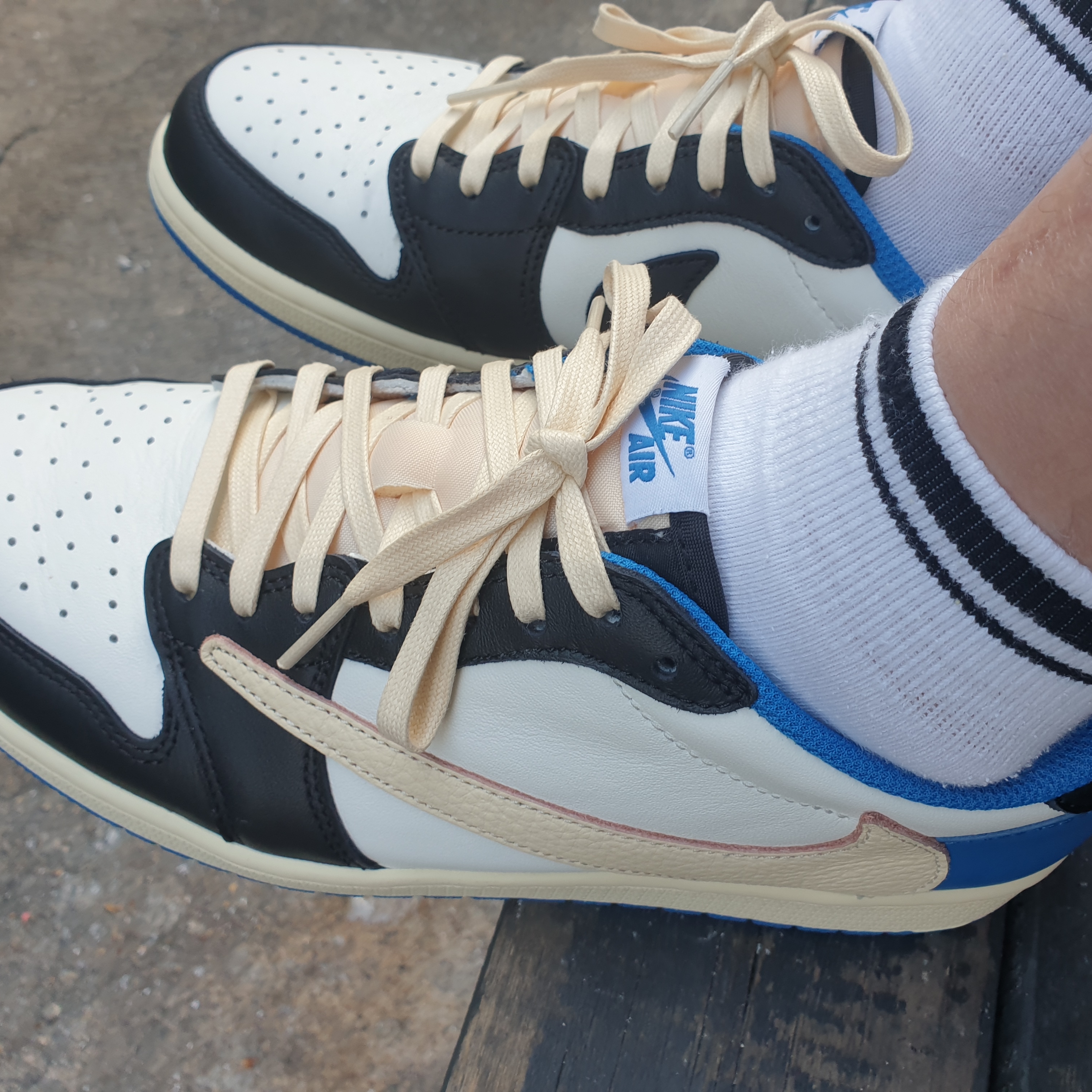 Jordan 1 x Travis Scott x Fragment Retro Low OG SP Military Blue 착용 스타일