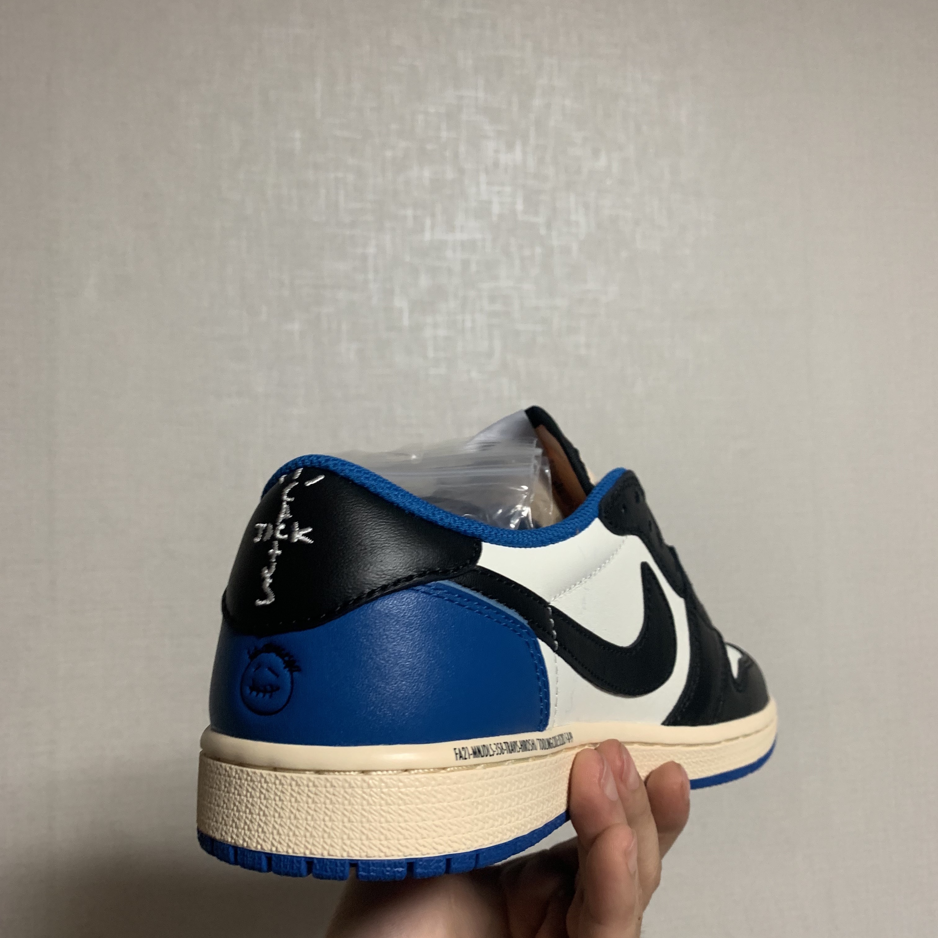 Jordan 1 x Travis Scott x Fragment Retro Low OG SP Military Blue 착용 스타일 - 1