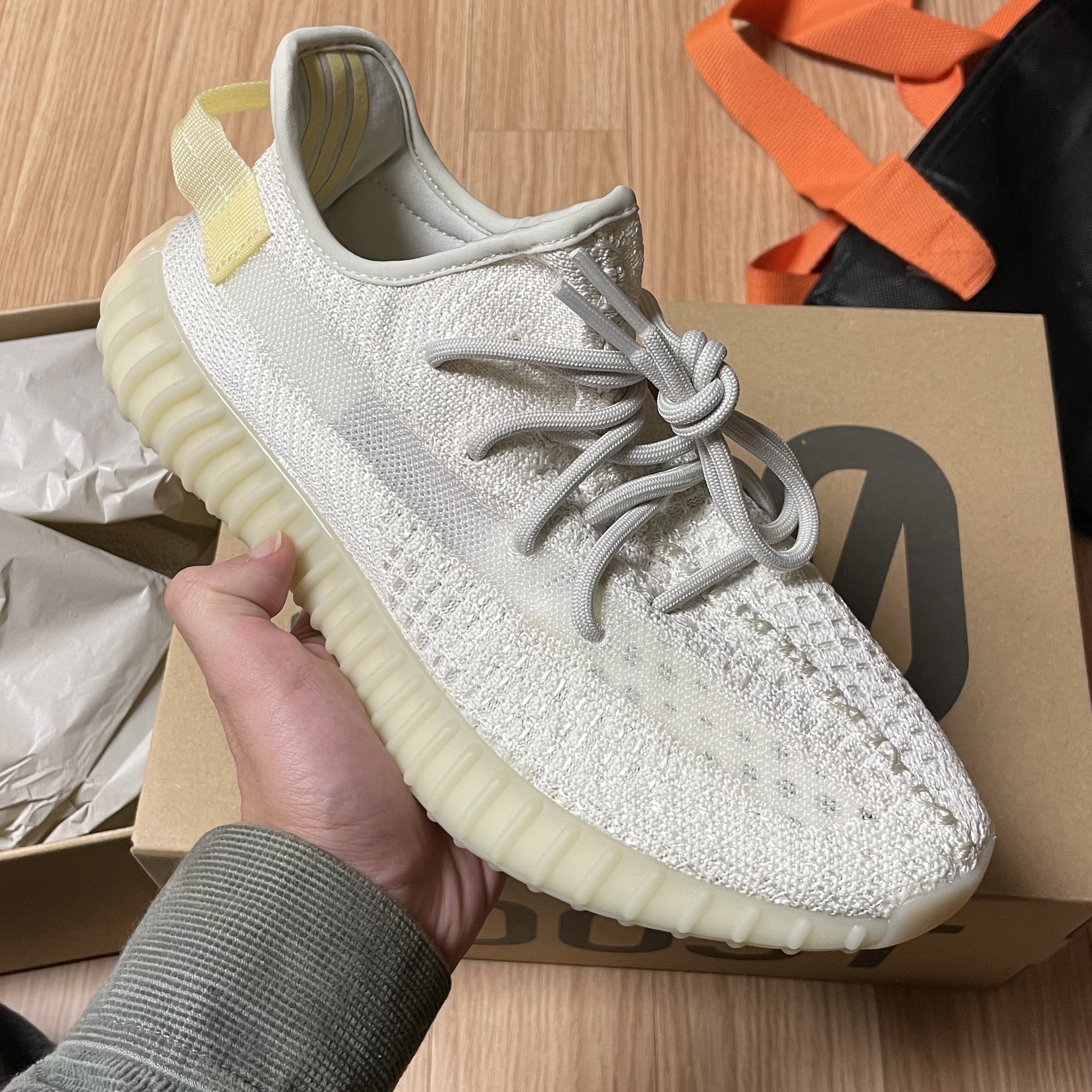 Adidas Yeezy Boost 350 V2 Light 착용 스타일