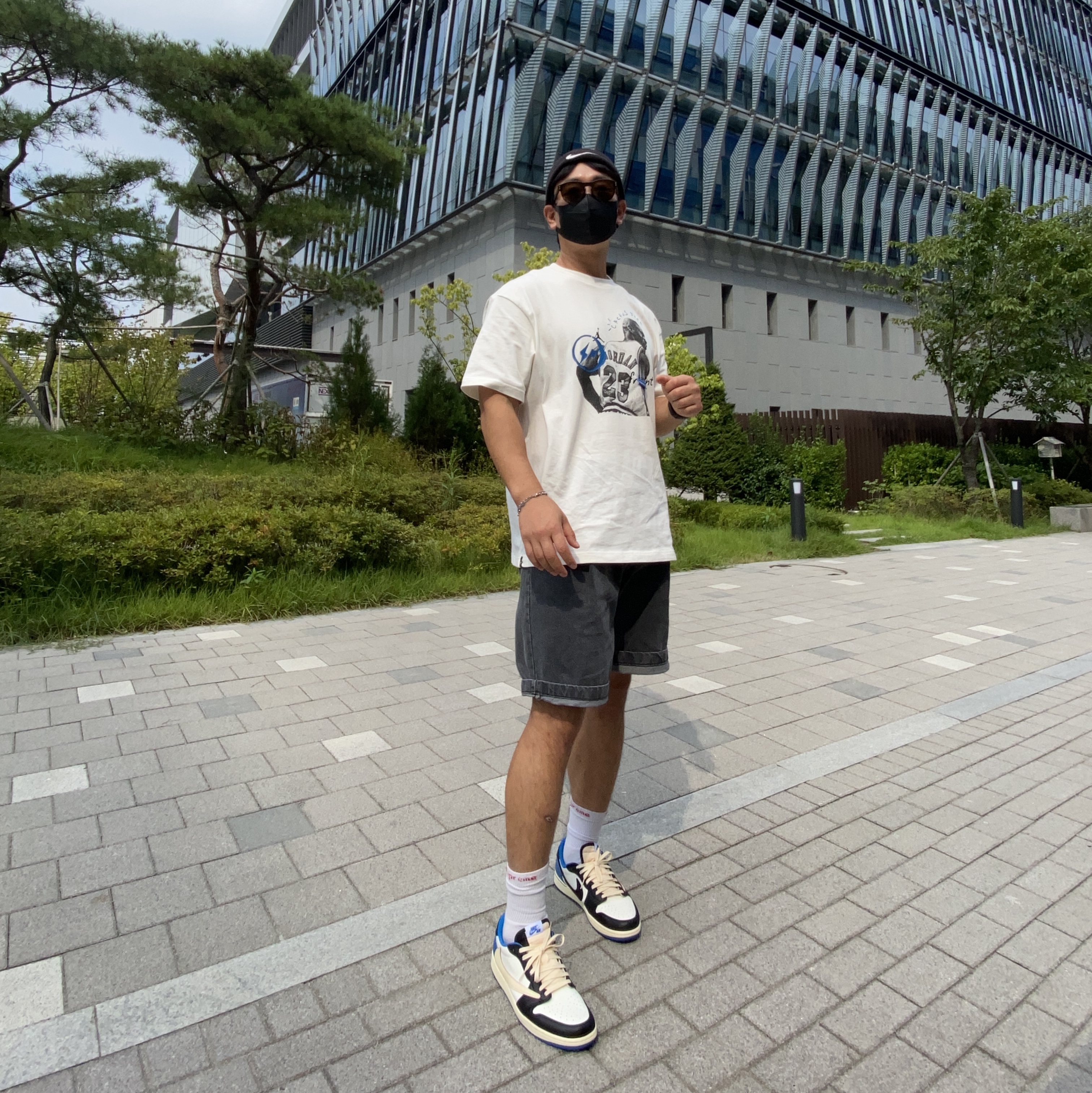 Jordan 1 x Travis Scott x Fragment Retro Low OG SP Military Blue, Jordan x Travis Scott x Fragment T-Shirt Sail (DJ0619-133) 착용 스타일 - 1