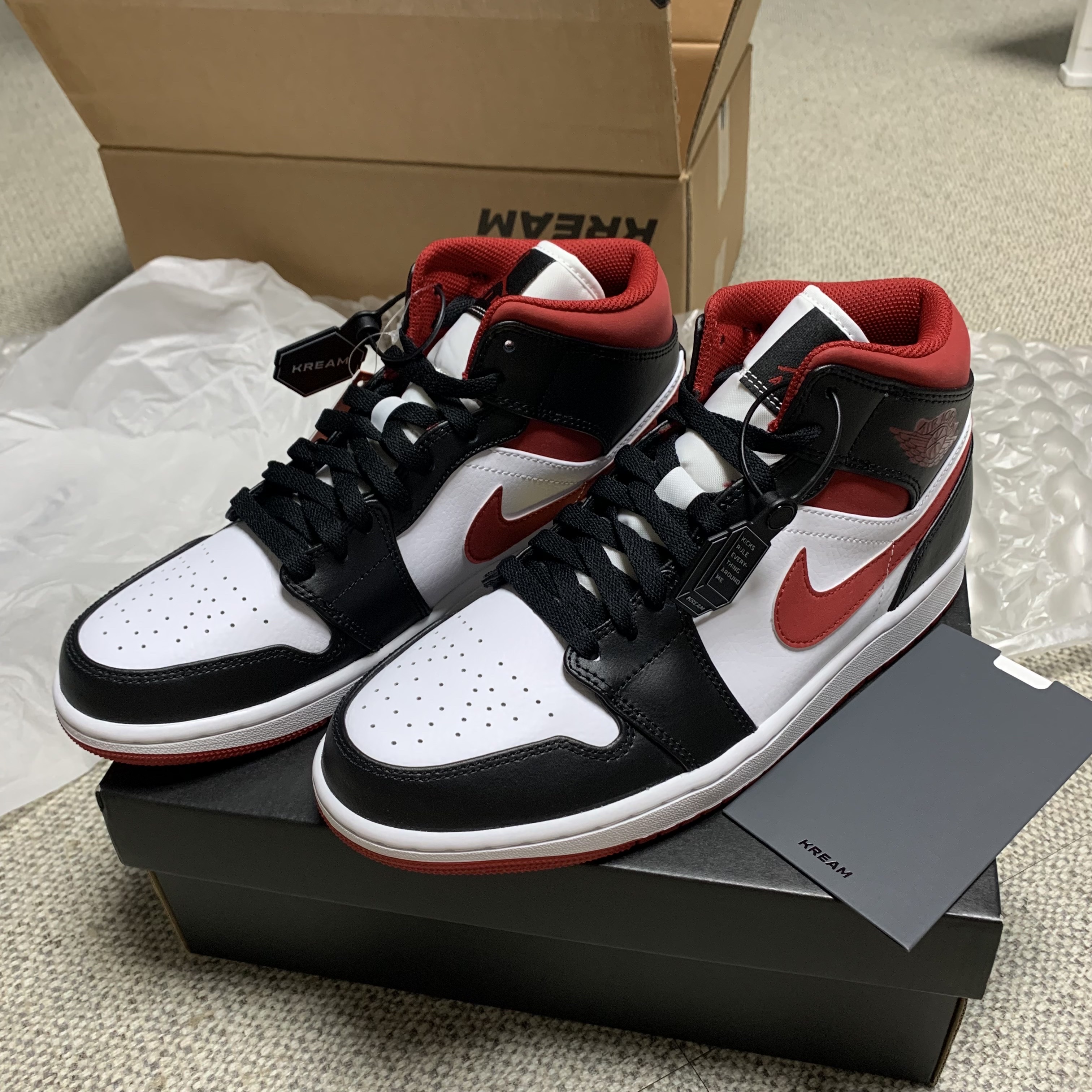 Jordan 1 Mid Gym Red Black White 착용 스타일 - 3