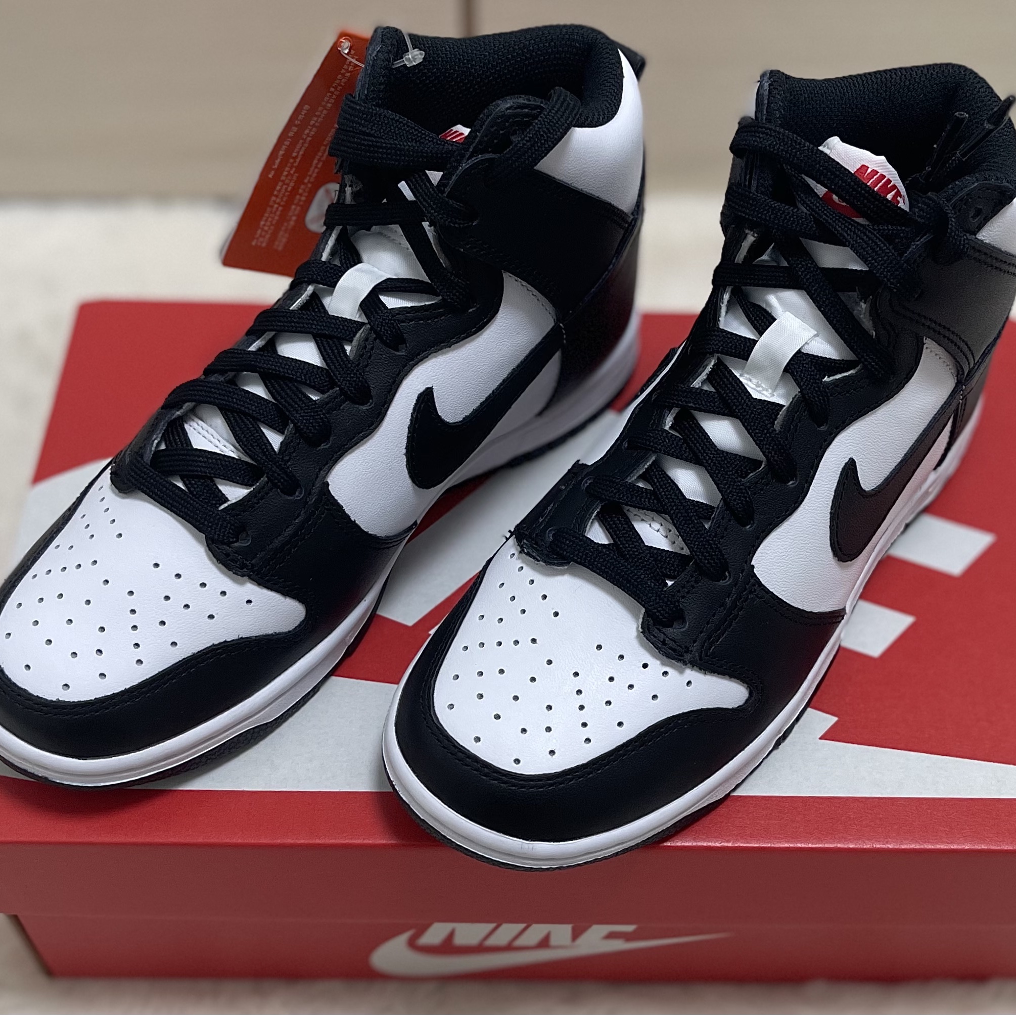 (W) Nike Dunk High Black and White 착용 스타일 - 3