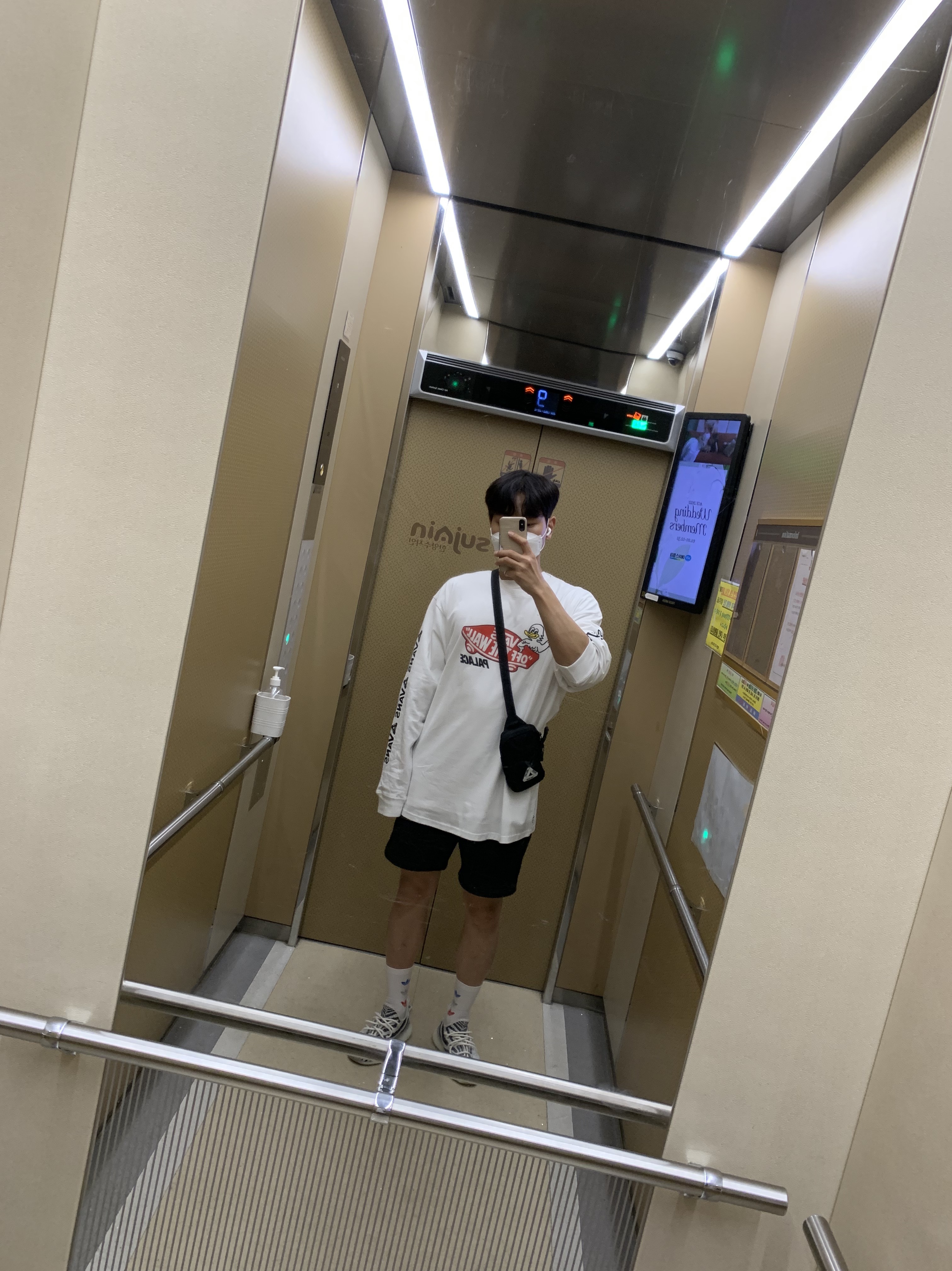 Palace x Vans Duck Out Long Sleeve White - 21SS, Adidas Yeezy Boost 350 V2 Zebra 2017/2019/2020 착용 스타일