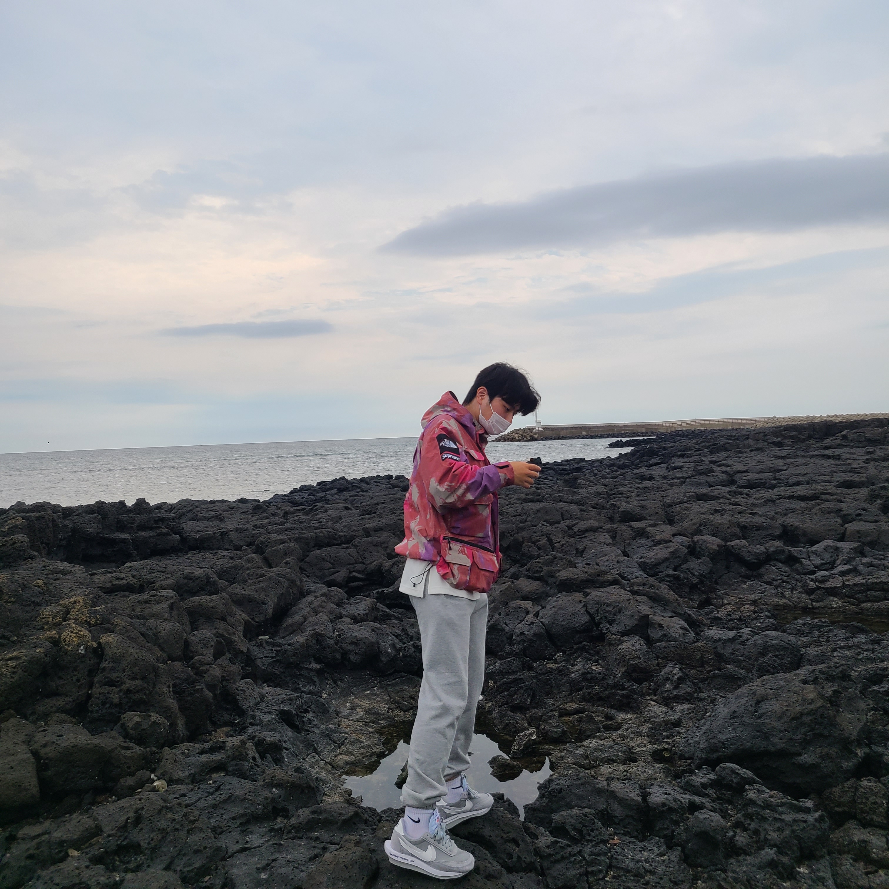 Supreme x The North Face Cargo Jacket Multi-Color - 20SS, Nike x Sacai x Fragment LDWaffle Light Smoke Grey 착용 스타일