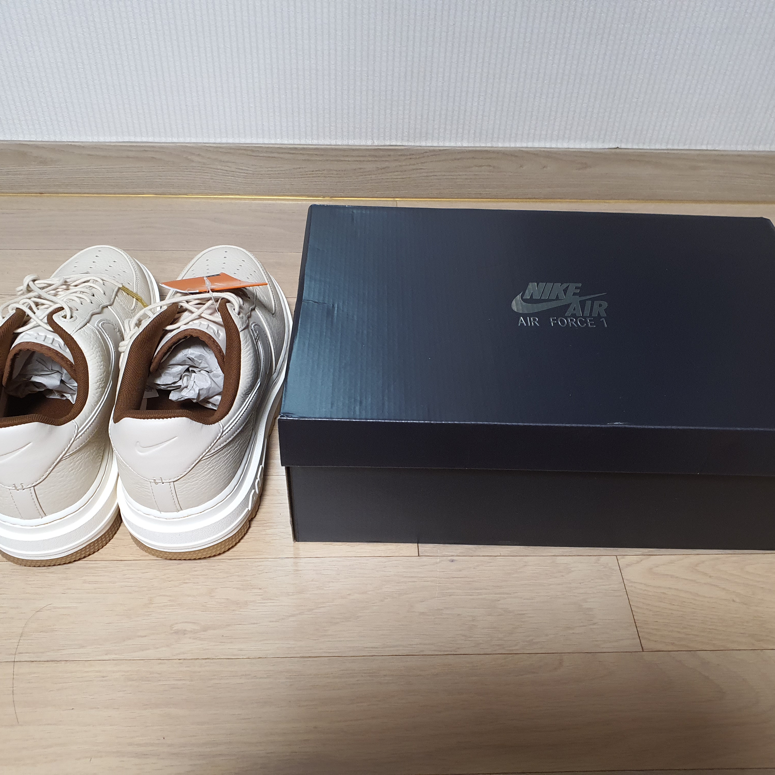 Nike Air Force 1 Luxe Pearl White 착용 스타일 - 3