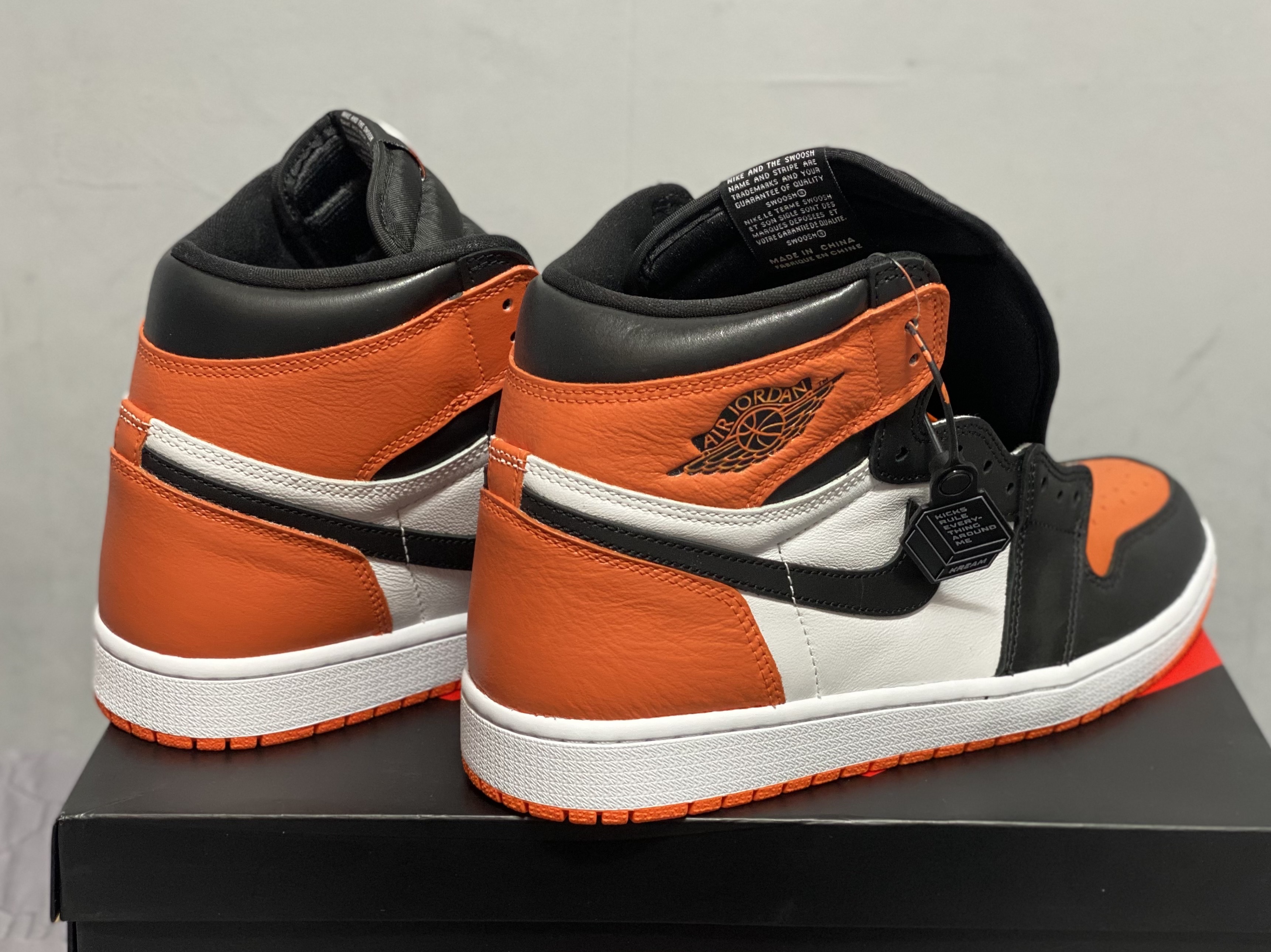 Jordan 1 Retro High OG Electro Orange 착용 스타일 - 2
