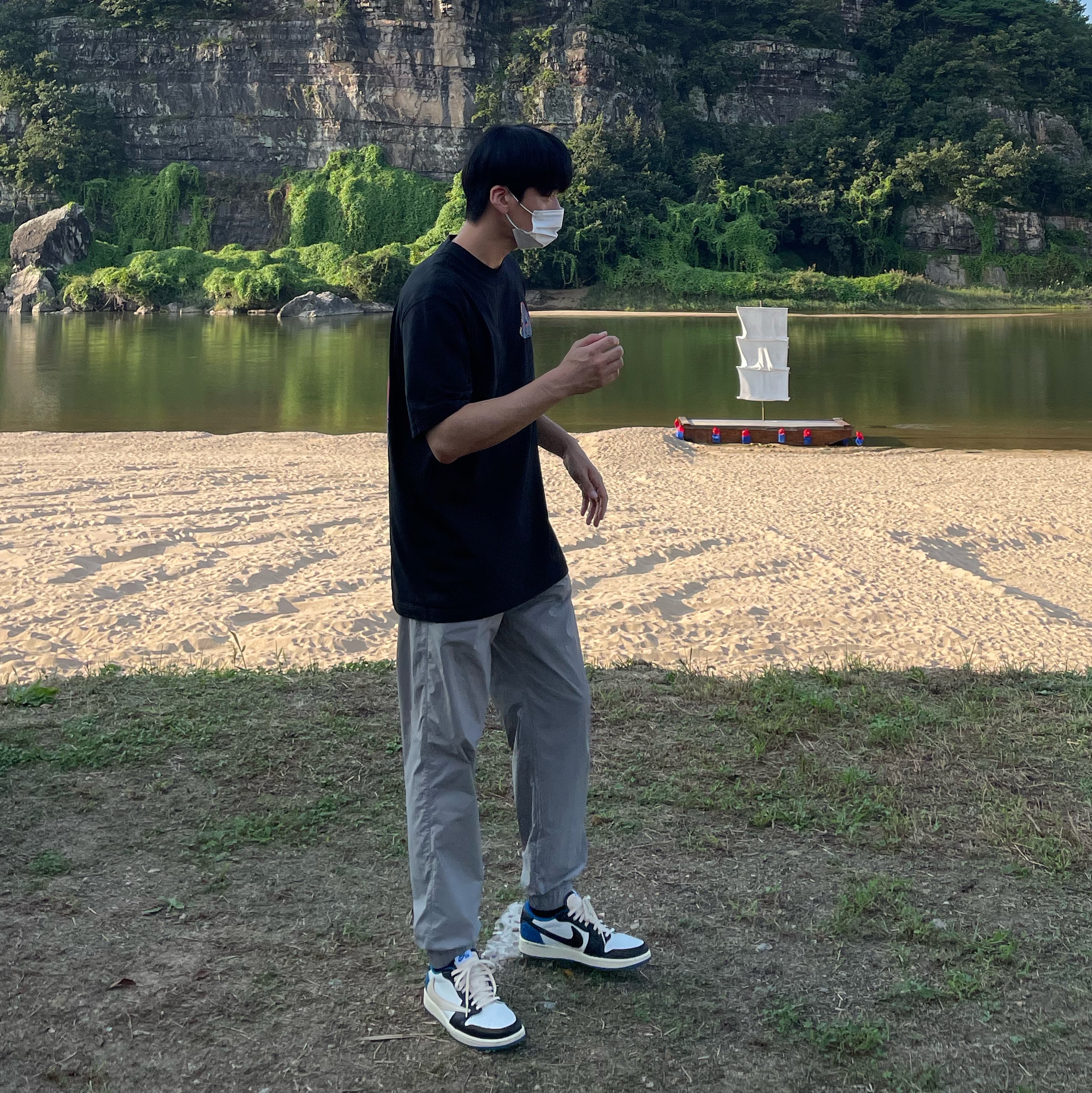 Jordan 1 x Travis Scott x Fragment Retro Low OG SP Military Blue, Palace Tri-Ferg Colour Blur T-Shirt Black - 20FW 착용 스타일