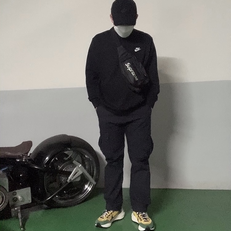 Nike x Sacai VaporWaffle Tour Yellow & Gorge Green Sail, Supreme Sling Bag Black - 21SS 착용 스타일