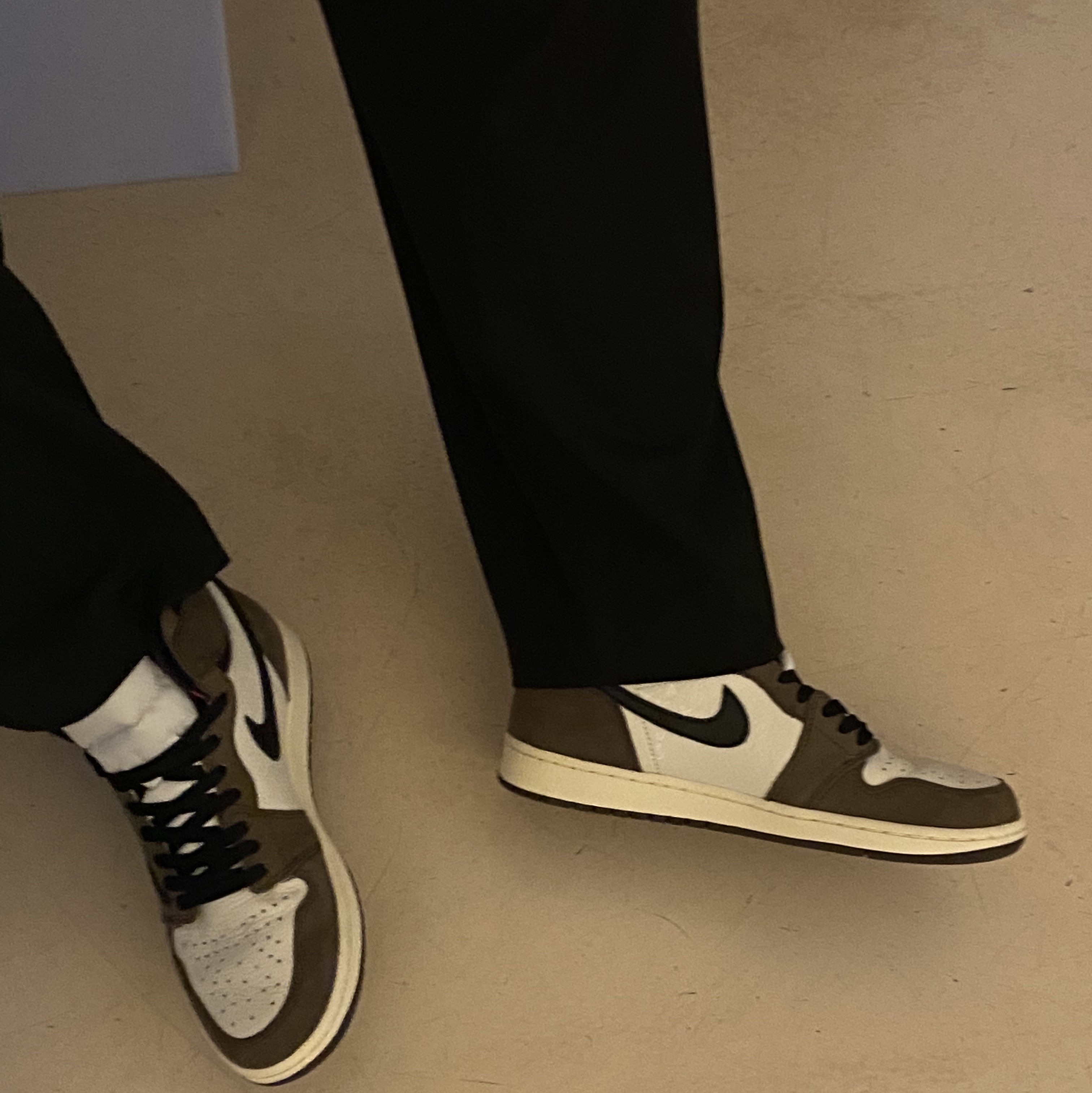 Jordan 1 x Travis Scott Retro High OG SP Mocha 착용 스타일 - 3