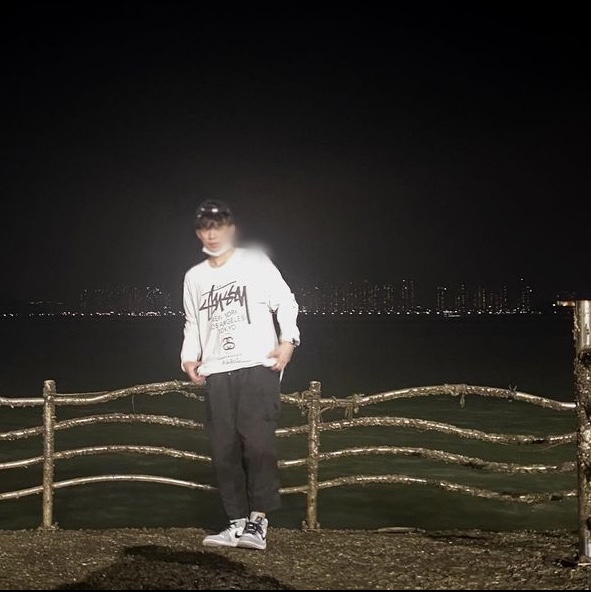 Jordan 1 Mid Light Smoke Grey, Stussy World Tour LS T-Shirt White 착용 스타일