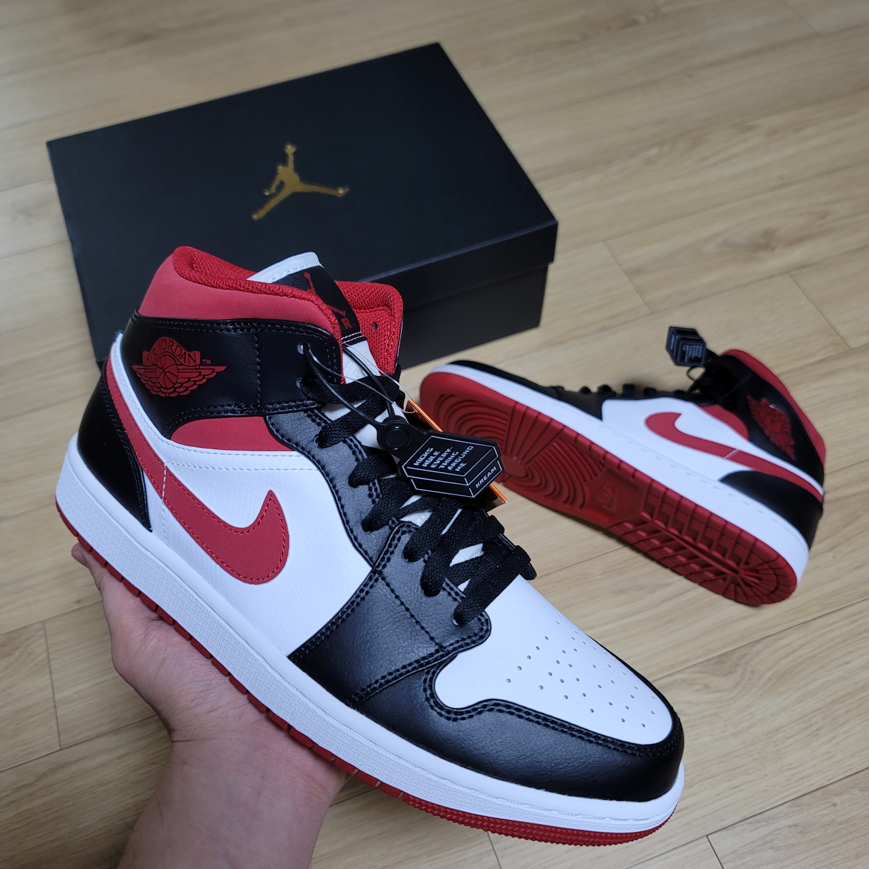 Jordan 1 Mid Gym Red Black White 착용 스타일