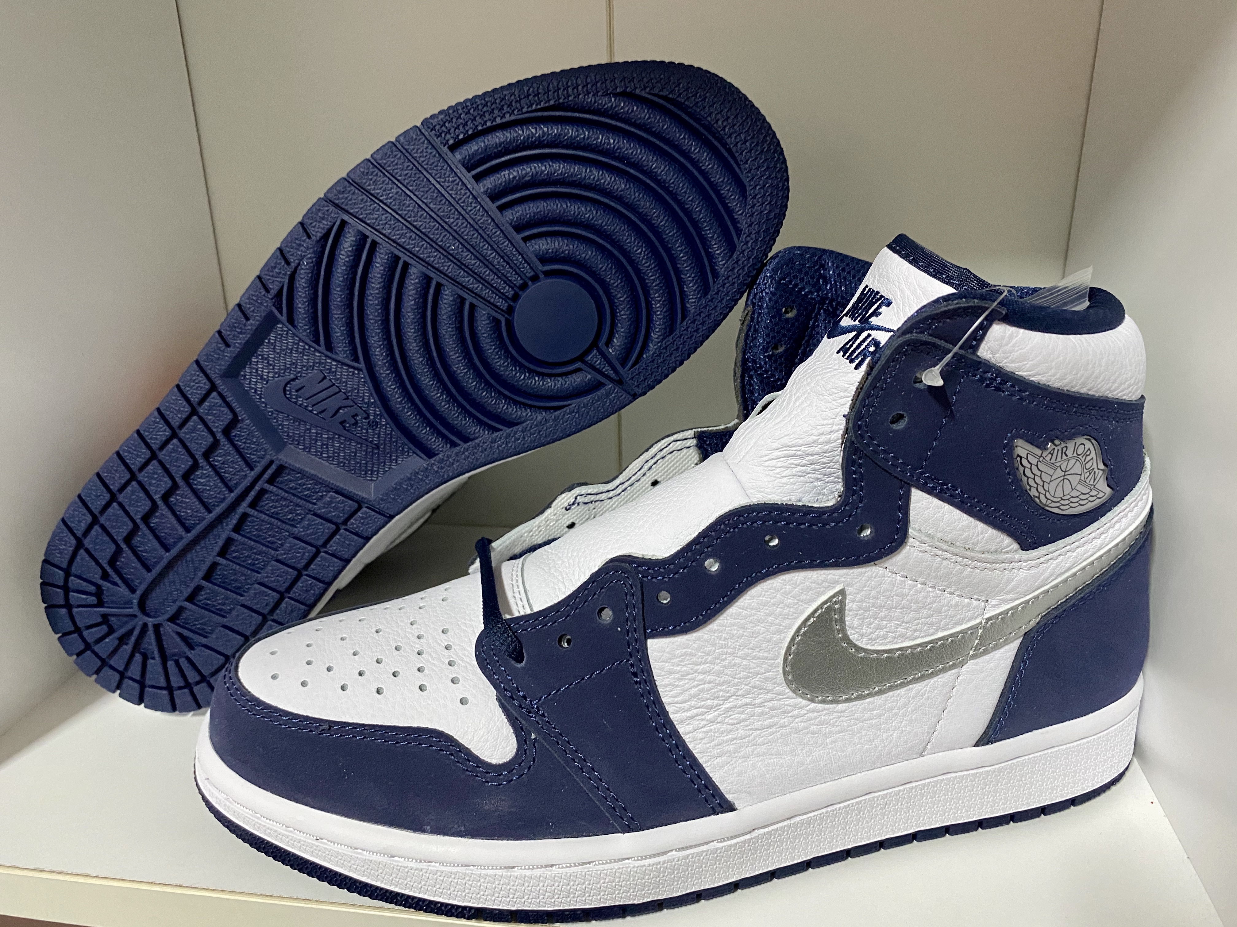 Jordan 1 Retro High OG CO.JP Midnight Navy 착용 스타일 - 3