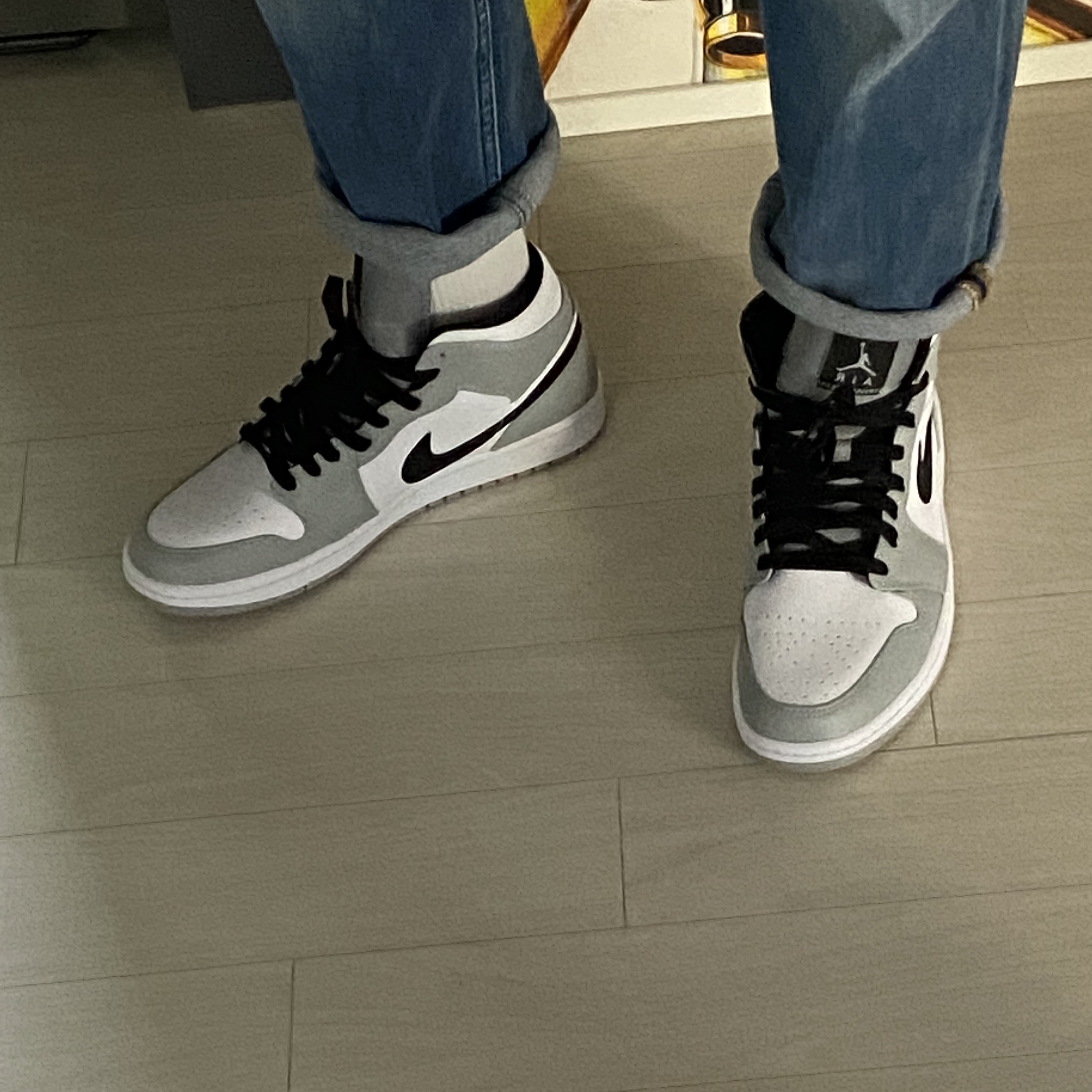 Jordan 1 Mid Light Smoke Grey 착용 스타일