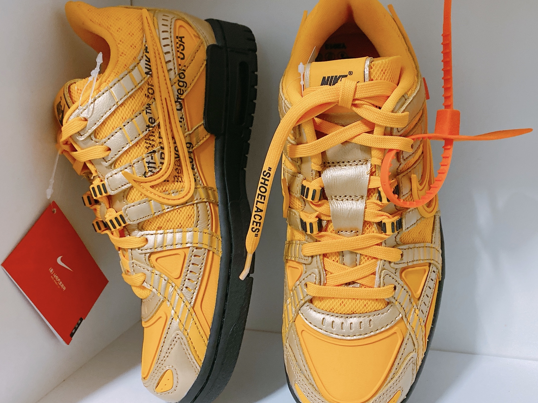 Nike x Off-White Air Rubber Dunk University Gold 착용 스타일 - 3