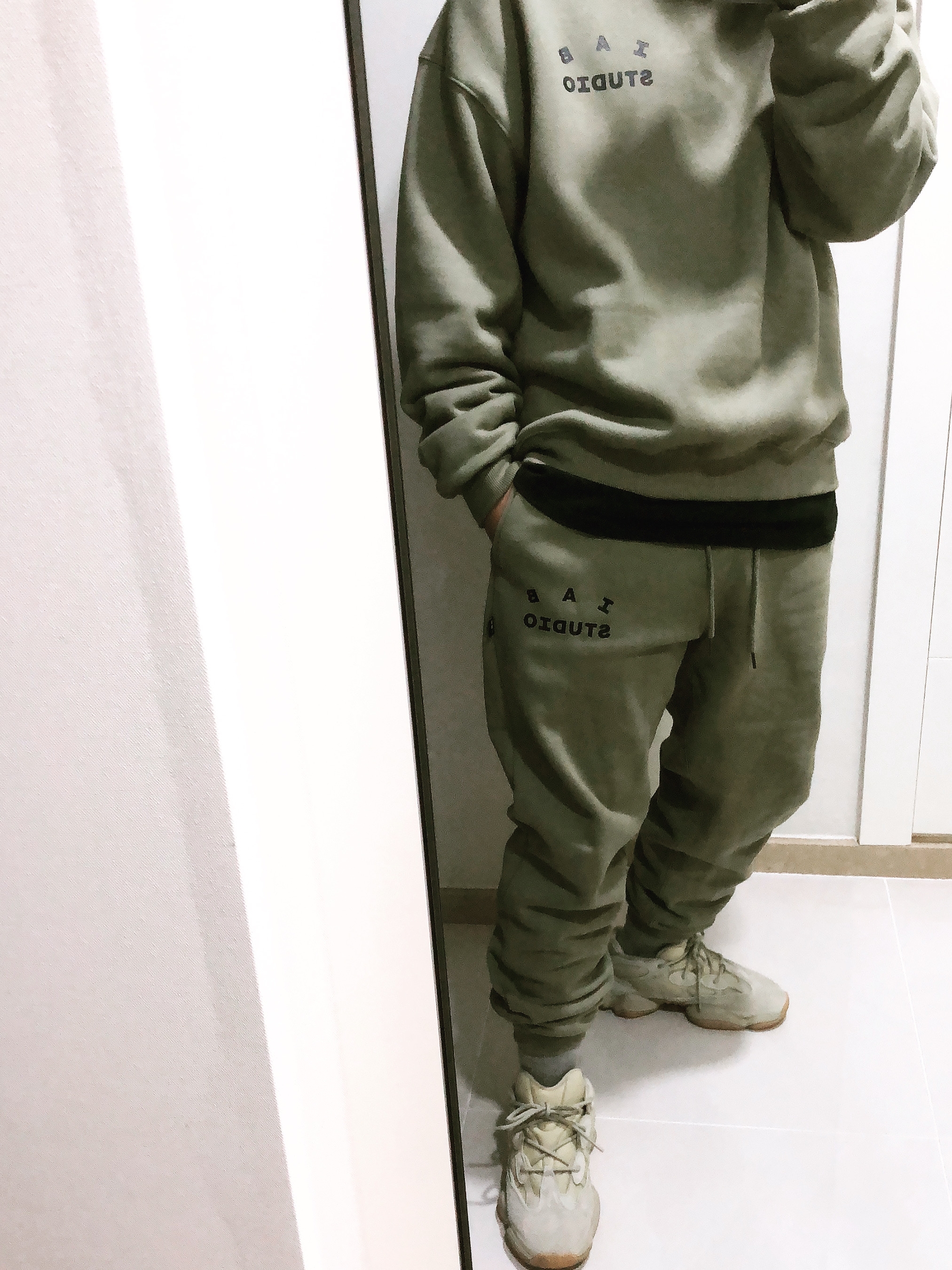 IAB Studio Sweatpants Olive Green - 19FW, IAB Studio Sweatshirt Olive Green - 19FW 착용 스타일