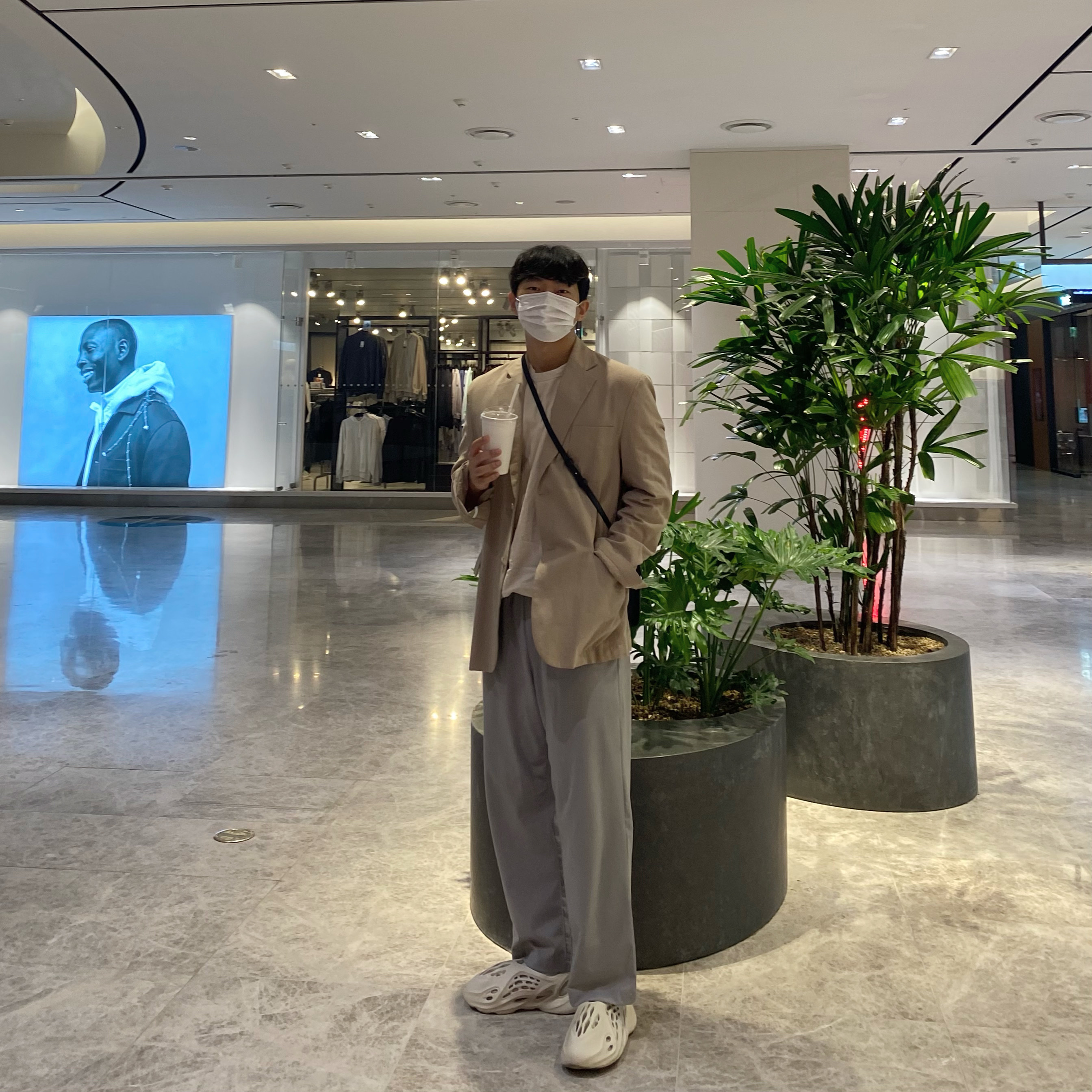 Adidas Yeezy Foam RNNR Sand 착용 스타일