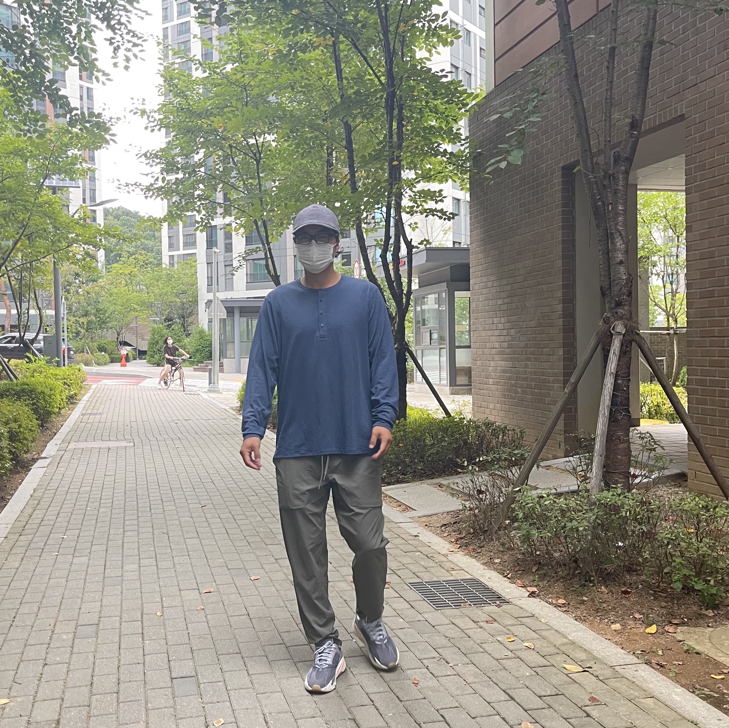 Adidas Yeezy Boost 700 Magnet 착용 스타일 - 2
