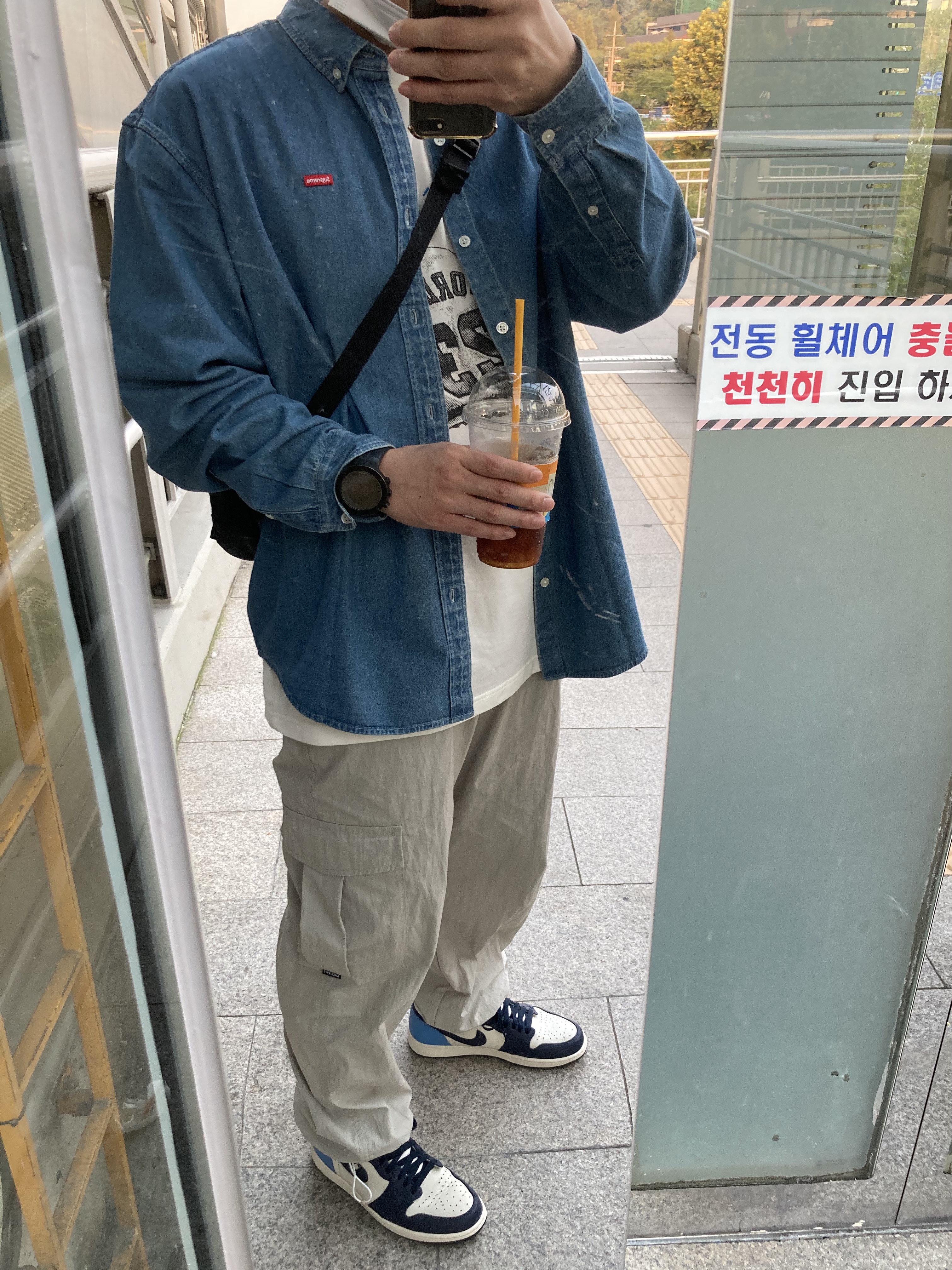 Jordan 1 Retro High Obsidian UNC, Supreme Small Box Twill Shirt Denim - 21FW 착용 스타일