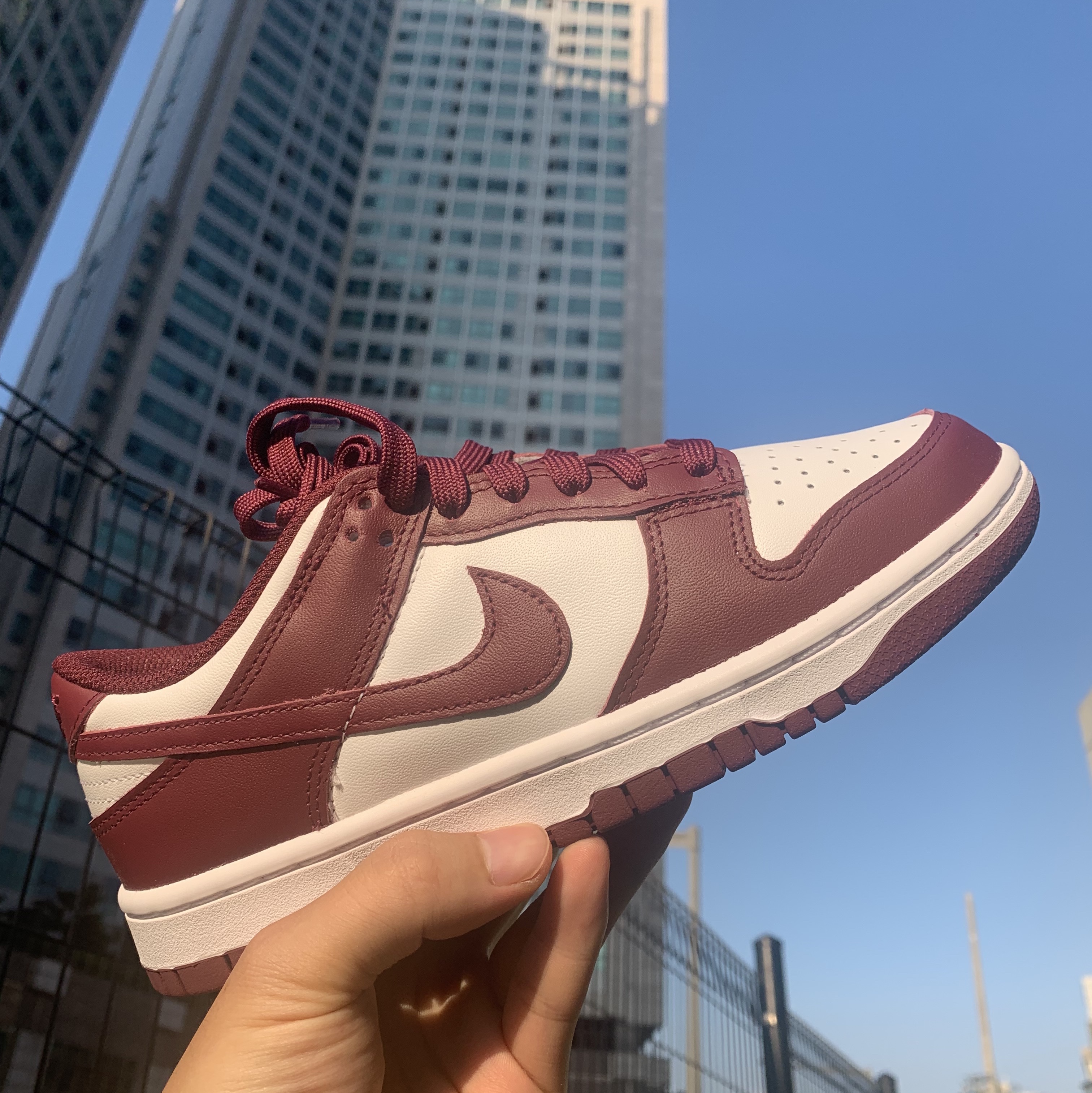 (W) Nike Dunk Low Bordeaux 착용 스타일 - 1