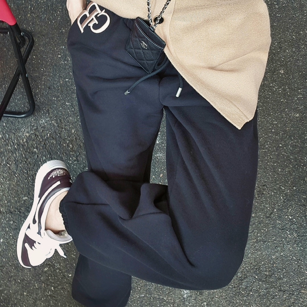 Nike x Sacai VaporWaffle Sesame and Blue Void, Jordan 1 Low Triple White Tumbled Leather 2020 착용 스타일 - 2