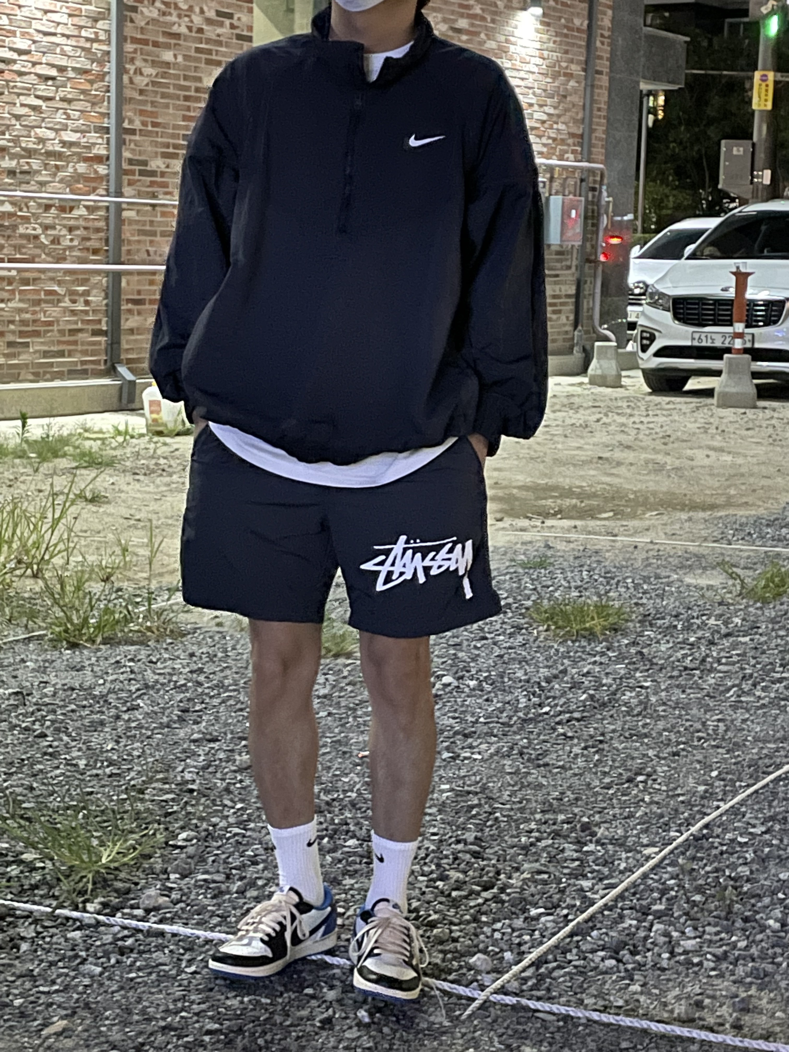 Nike x Stussy Windrunner Jacket Off Noir, Nike x Stussy Water Shorts Off Noir 착용 스타일