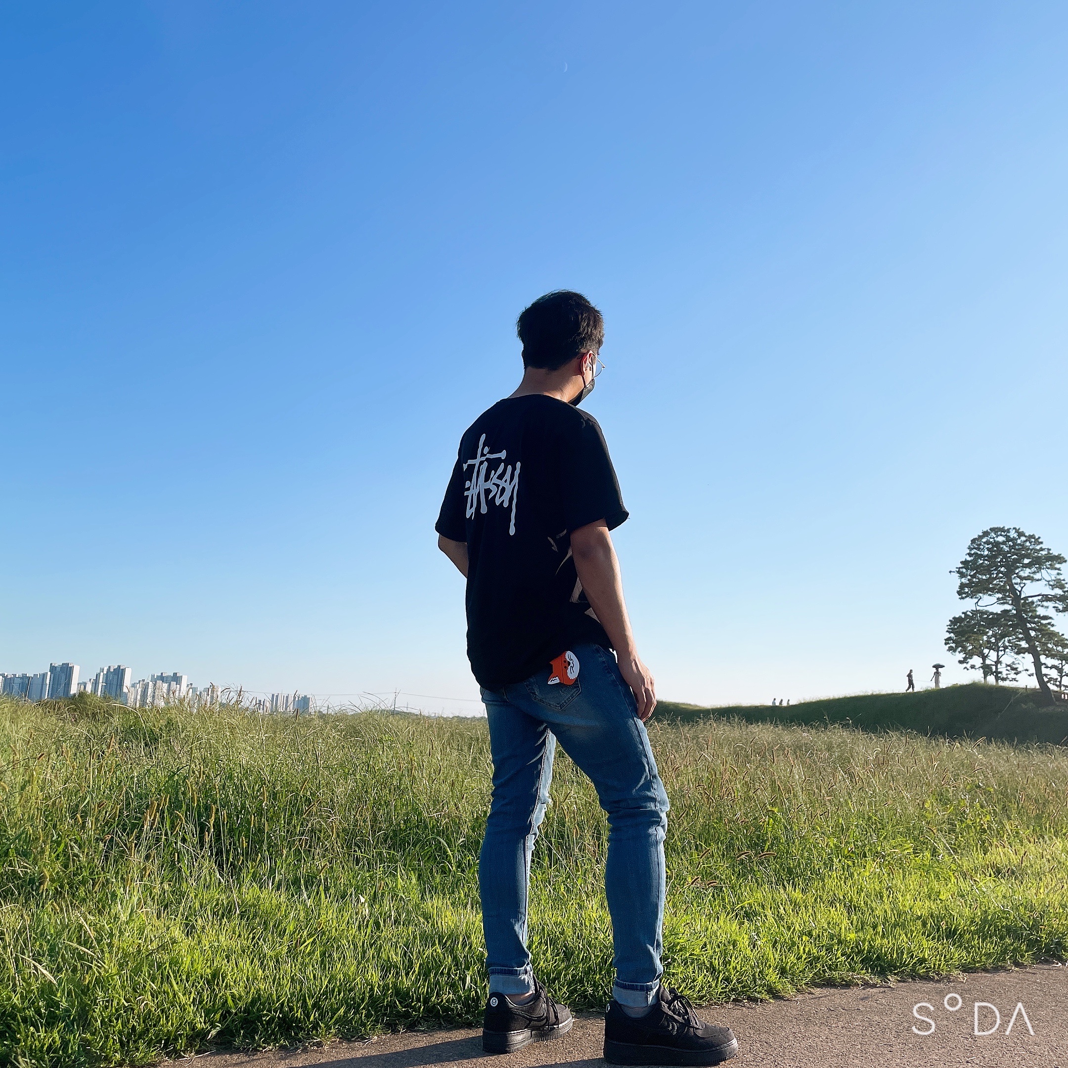 Nike x Stussy Air Force 1 Low Triple Black, Maison Kitsune x Line Friends Kitsune AirPods Pro Case 착용 스타일
