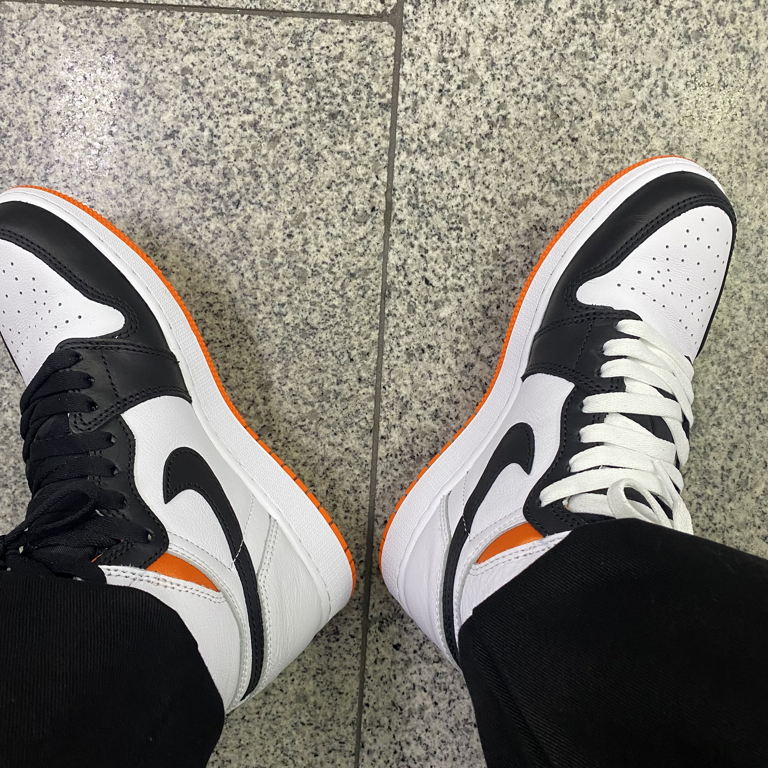 Jordan 1 Retro High OG Electro Orange 착용 스타일 - 1