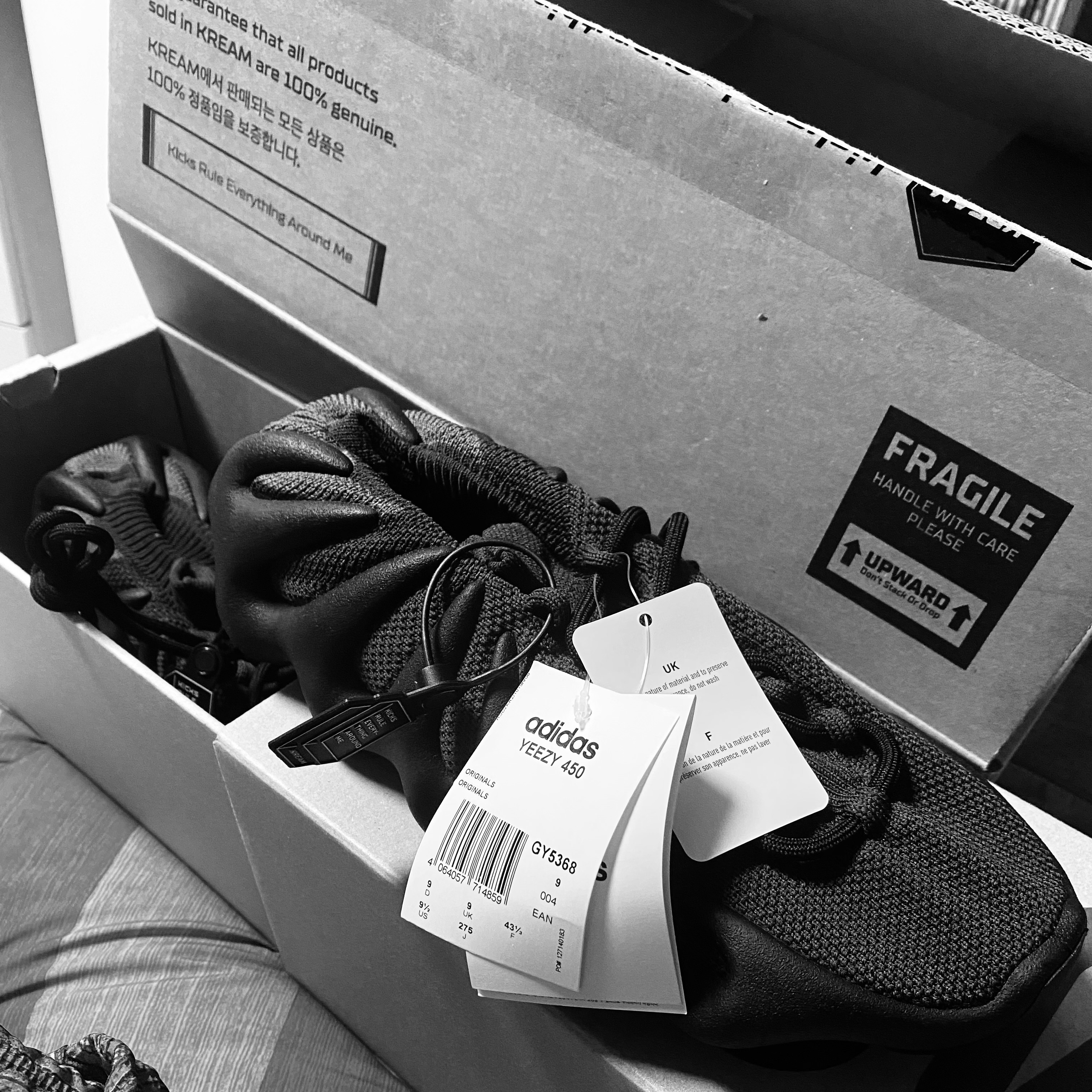 Adidas Yeezy 450 Dark Slate 착용 스타일 - 2