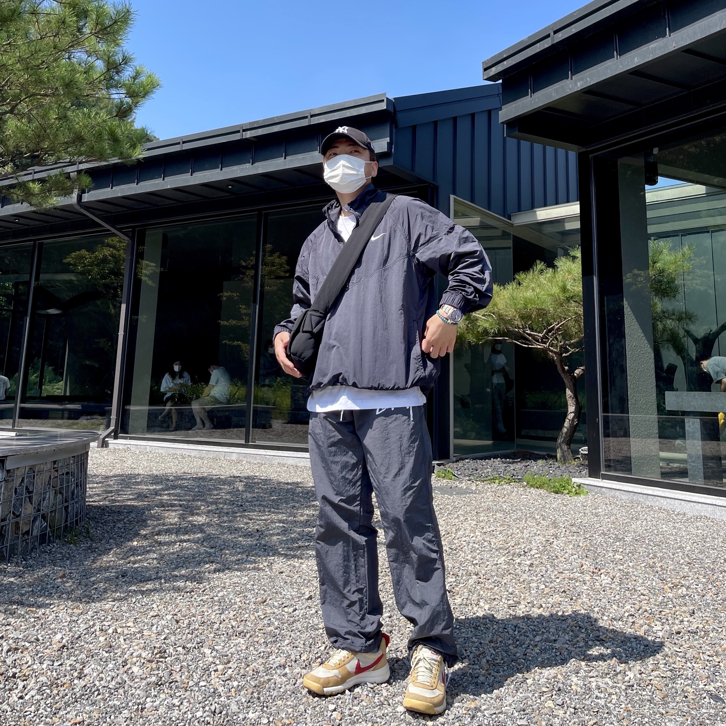 Nike x Stussy Beach Pants Off Noir, Nike x Stussy Windrunner Jacket Off Noir 착용 스타일