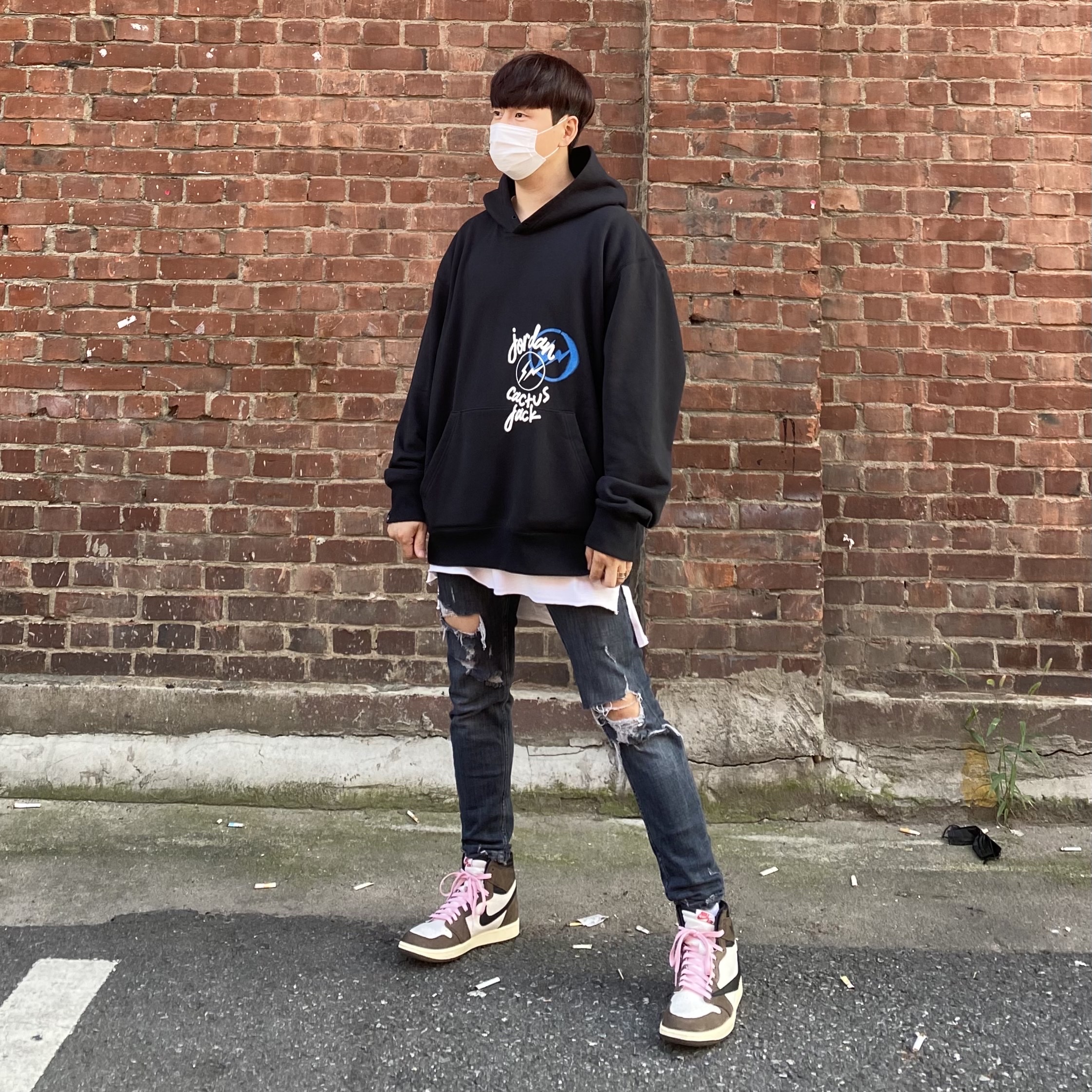Jordan x Travis Scott x Fragment Hoodie Black (DJ0615-010), Jordan 1 x Travis Scott Retro High OG SP Mocha 착용 스타일 - 2