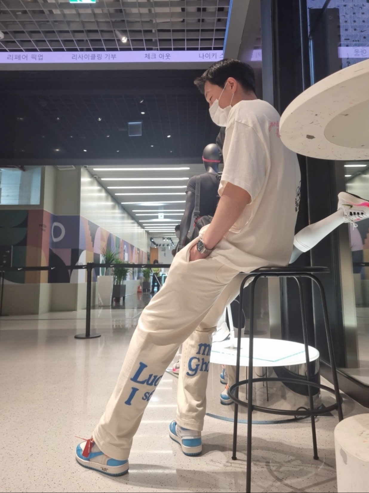 Jordan 1 x Off-White Retro High University Blue, Jordan x Travis Scott x Fragment T-Shirt Sail (DJ0619-133) 착용 스타일 - 1
