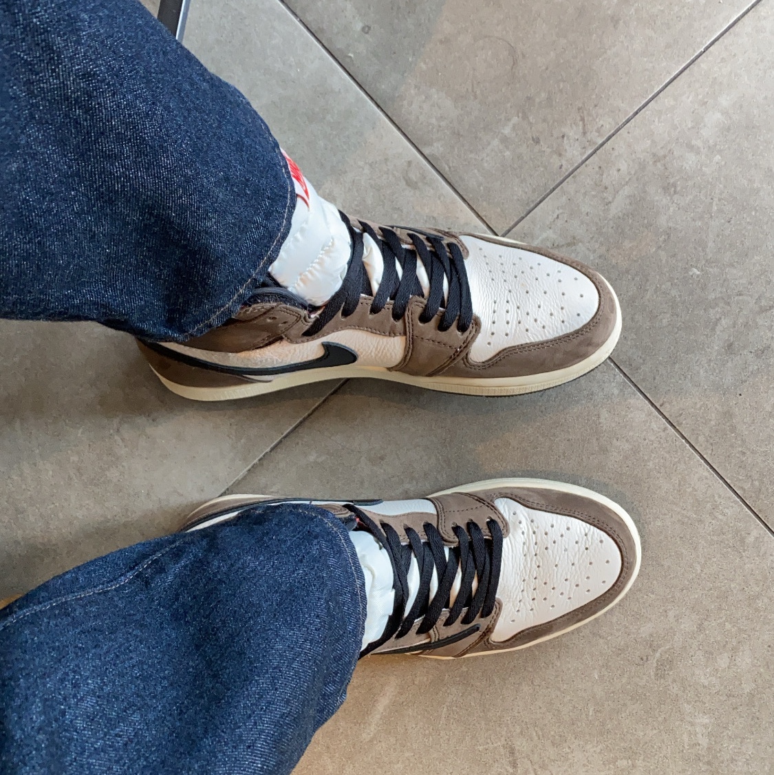 Jordan 1 x Travis Scott Retro High OG SP Mocha 착용 스타일 - 4