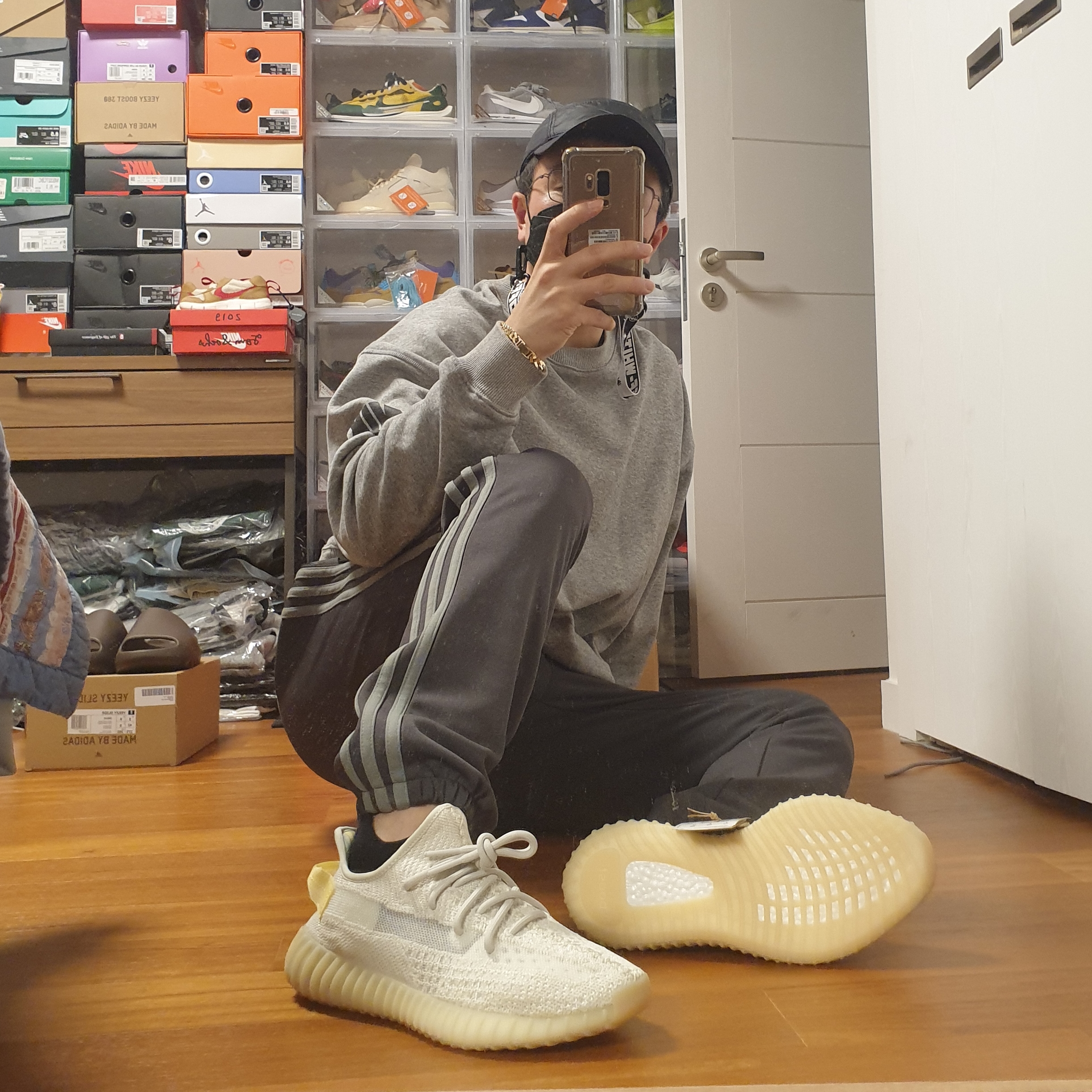 Nike x Fear Of God NRG Crew Sweatshirt, Adidas Yeezy Calabasas Track Pants Core Mink 착용 스타일 - 4