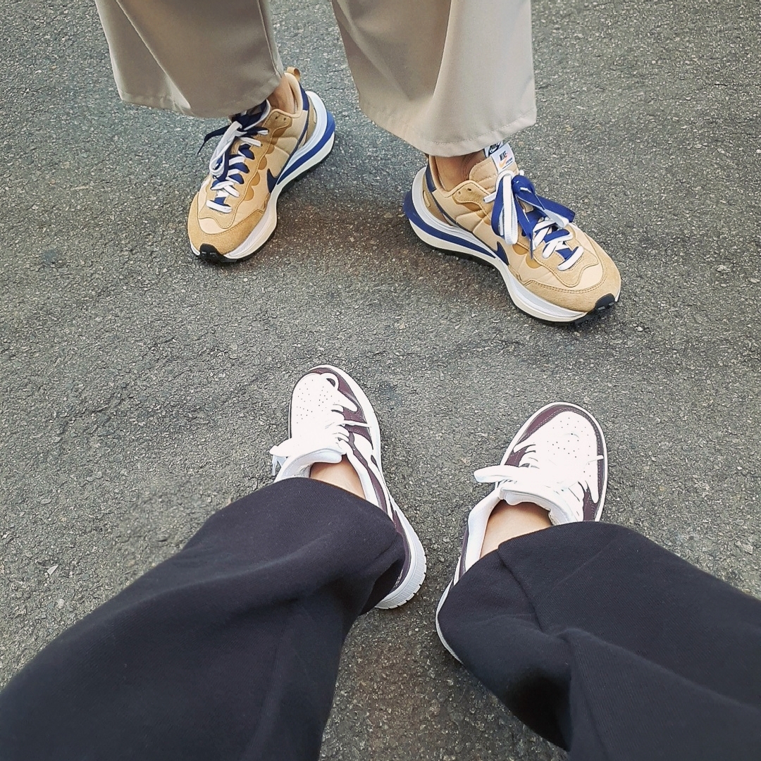 Nike x Sacai VaporWaffle Sesame and Blue Void, Jordan 1 Low Triple White Tumbled Leather 2020 착용 스타일 - 1