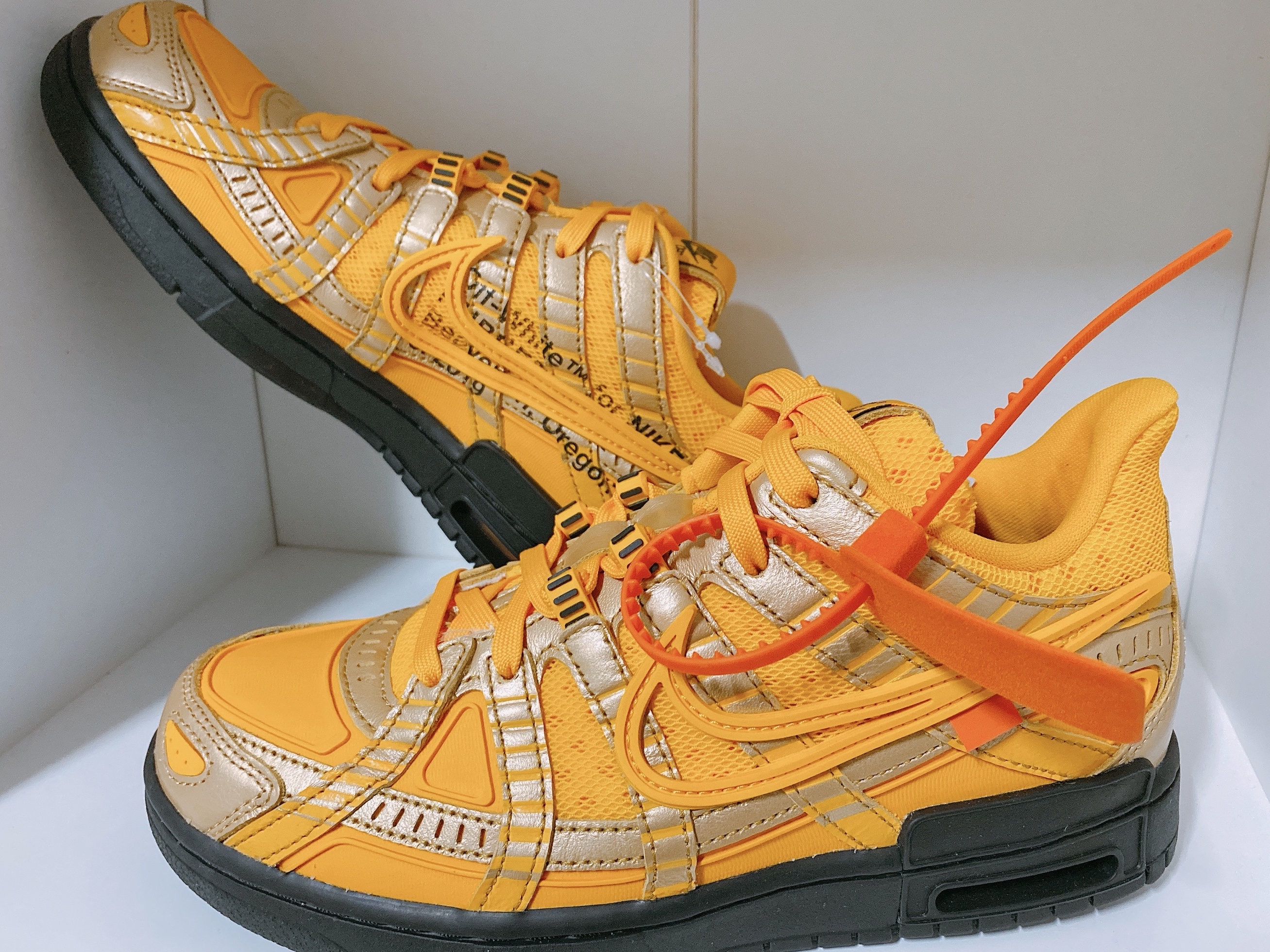 Nike x Off-White Air Rubber Dunk University Gold 착용 스타일 - 1