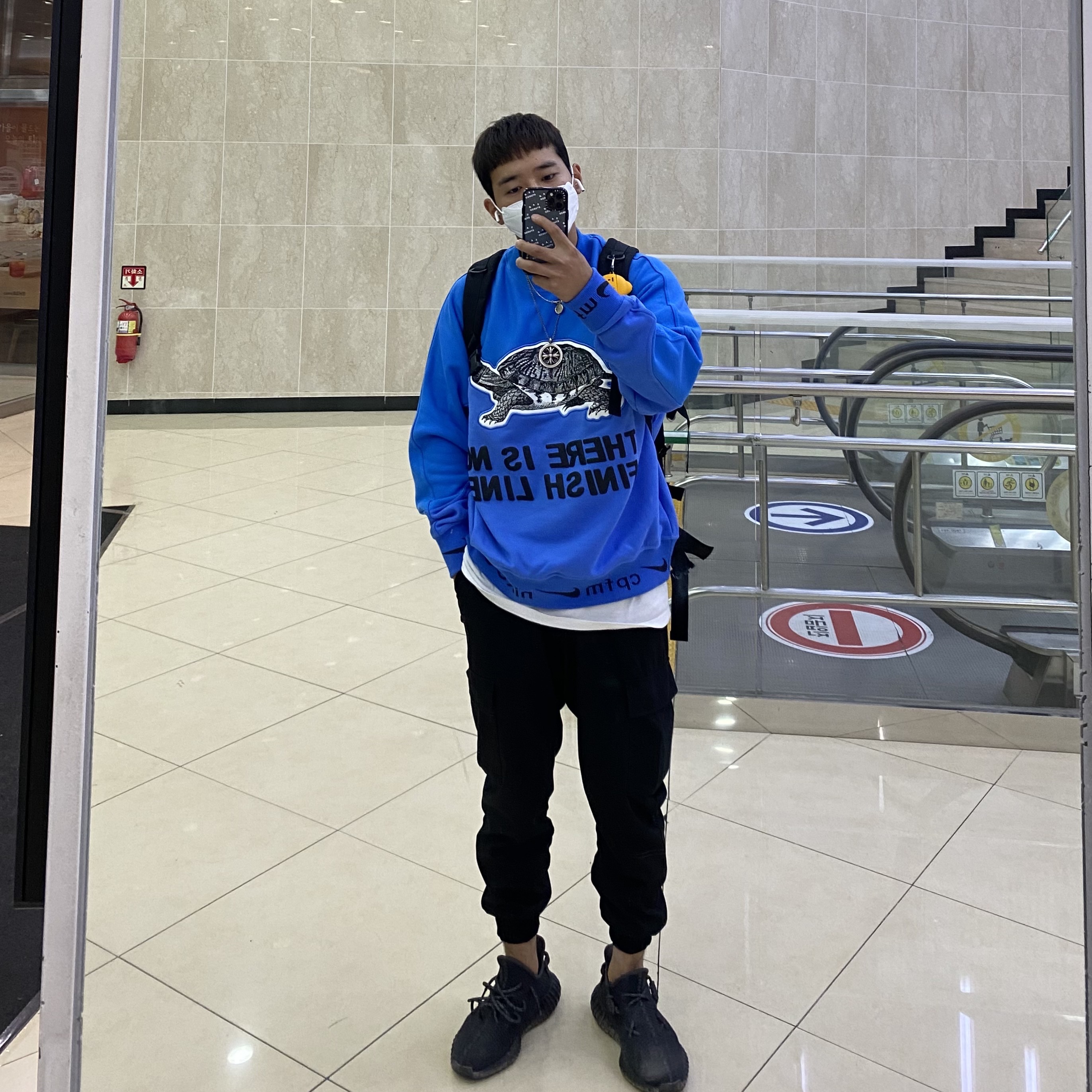 Nike x Cactus Plant Flea Market Fleece Crewneck Blue, Adidas Yeezy Boost 350 V2 Black - Non-Reflective 착용 스타일