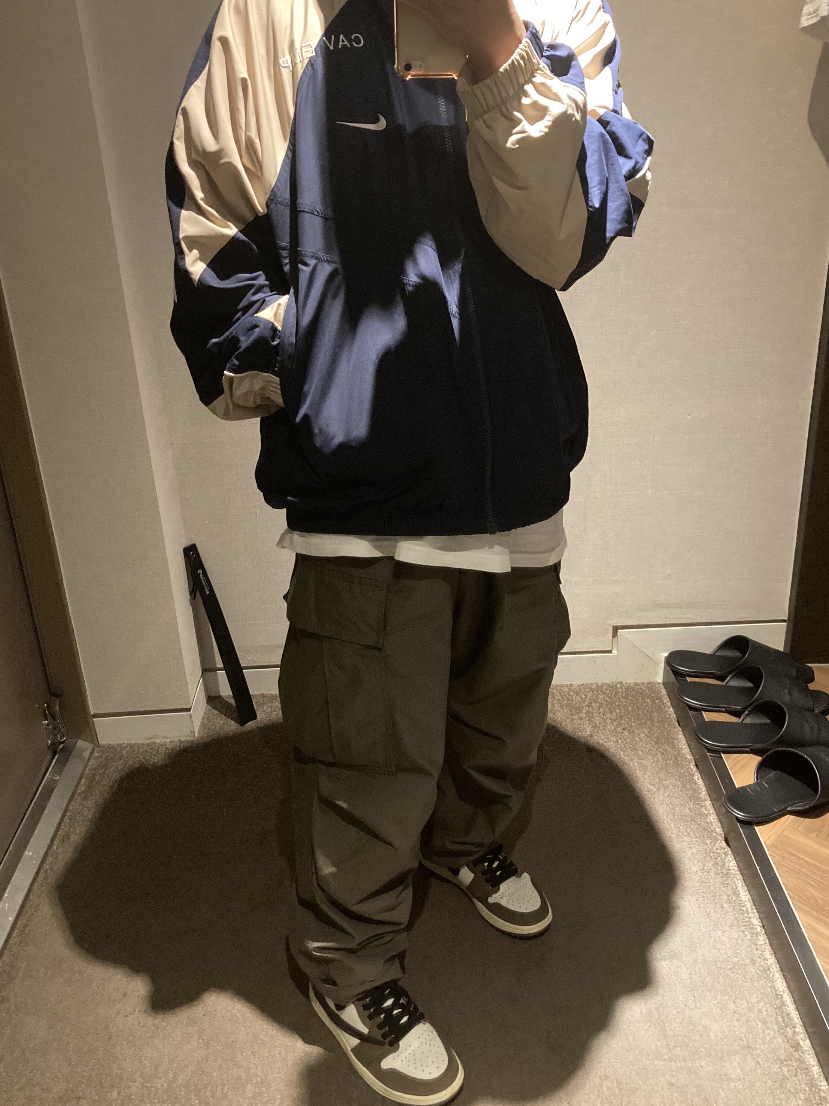 Jordan 1 x Travis Scott Retro High OG SP Mocha, Nike x Cav Empt Track Jacket Navy 착용 스타일