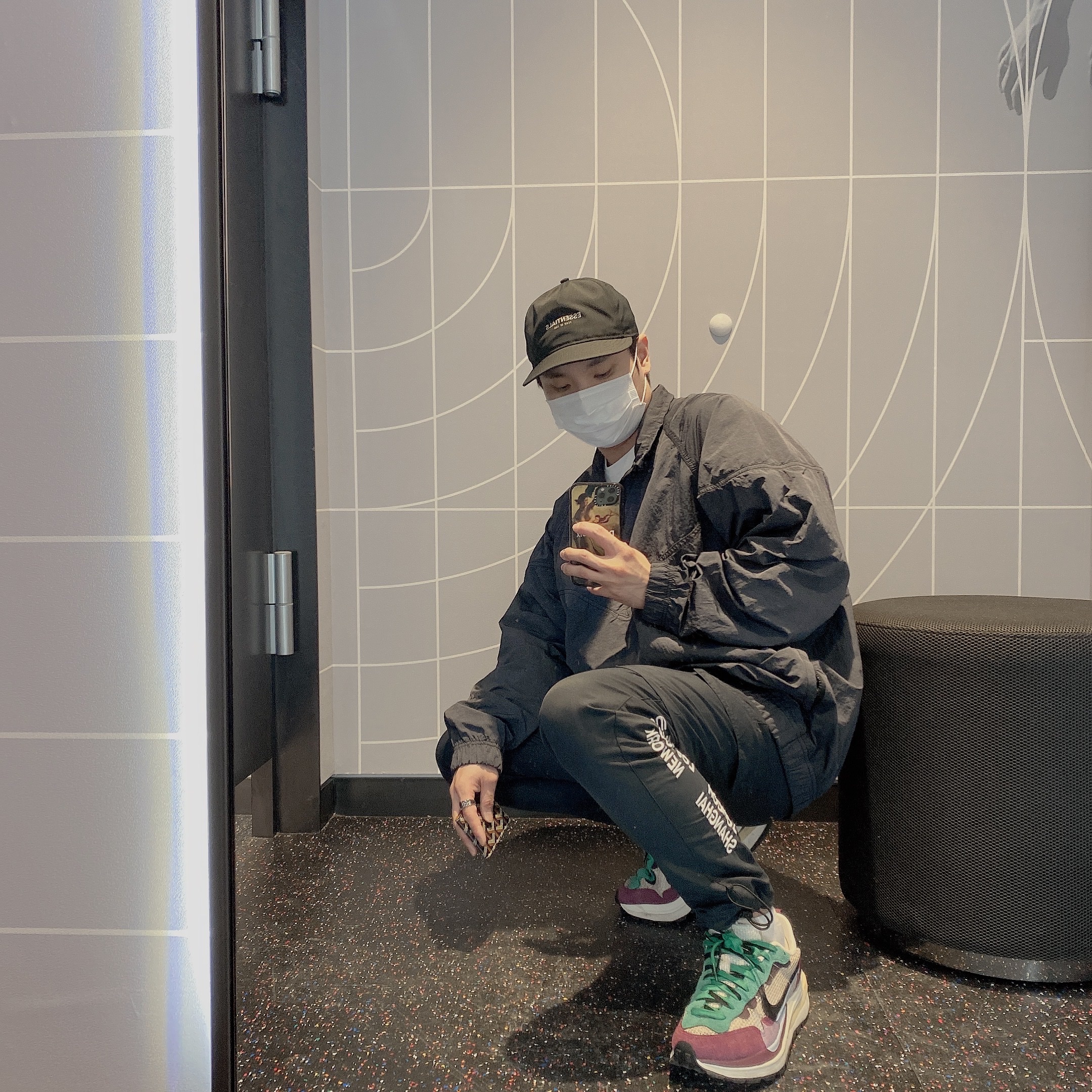 Nike x Stussy Windrunner Jacket Off Noir, Nike x Sacai VaporWaffle String & Black Villain Red 착용 스타일